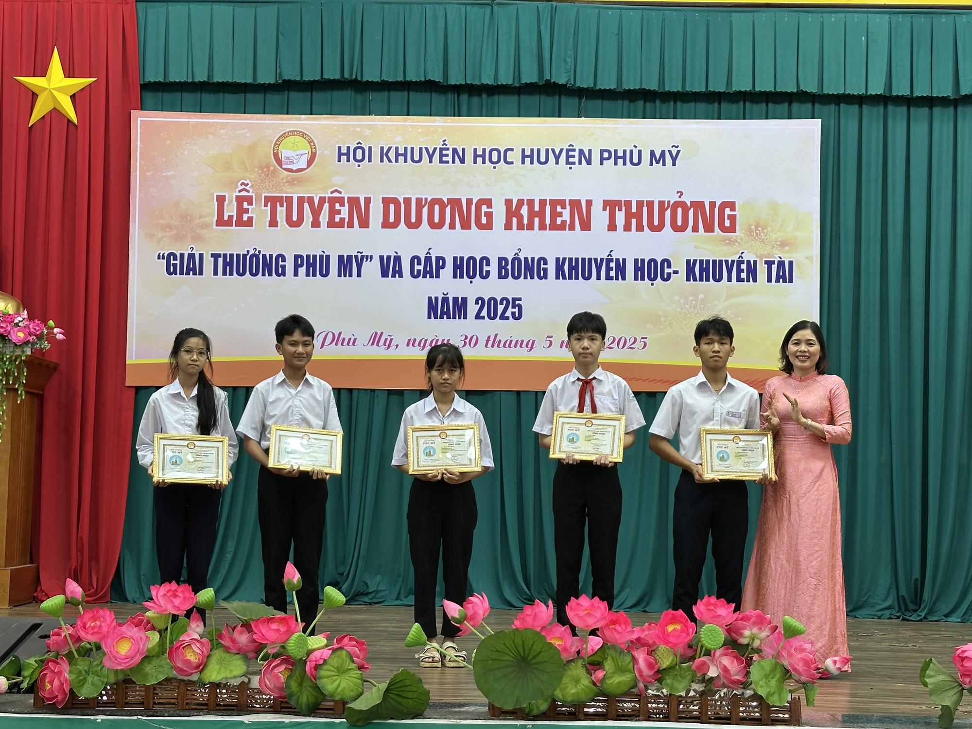 Tiếp sức học sinh ngh&egrave;o, hiếu học B&igrave;nh Định đến trường - Ảnh 1.