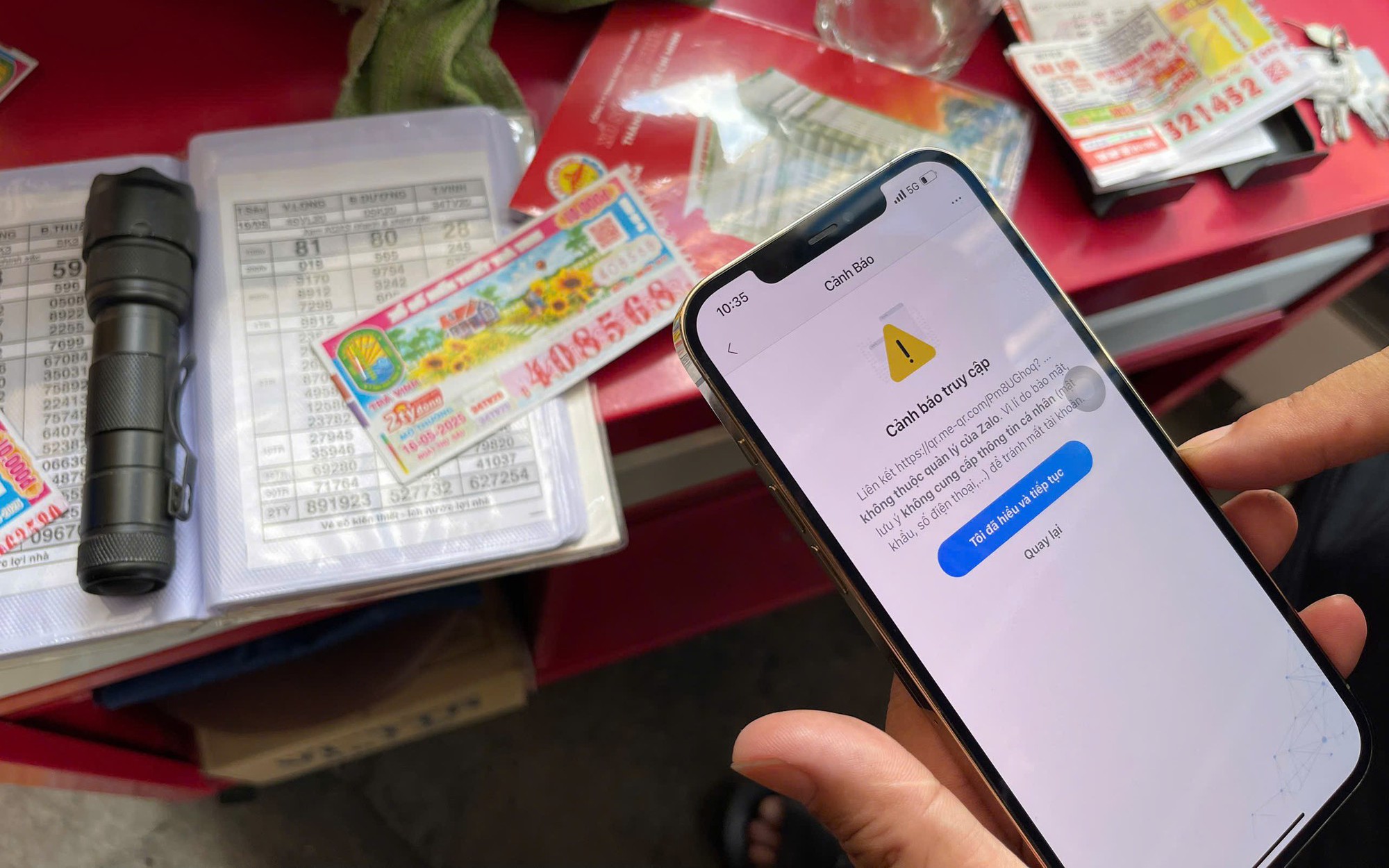 Thực nghiệm hiện trường vụ người đàn ông gây "đau khổ" cho nhiều đại lý vé số ở TP HCM