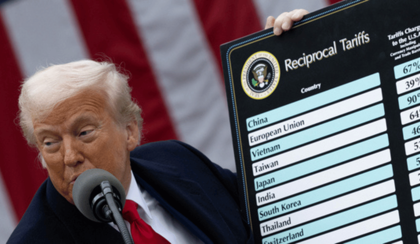 T&ograve;a cấp cao hơn lại kh&ocirc;i phục thuế quan của Tổng thống Donald Trump - Ảnh 1.