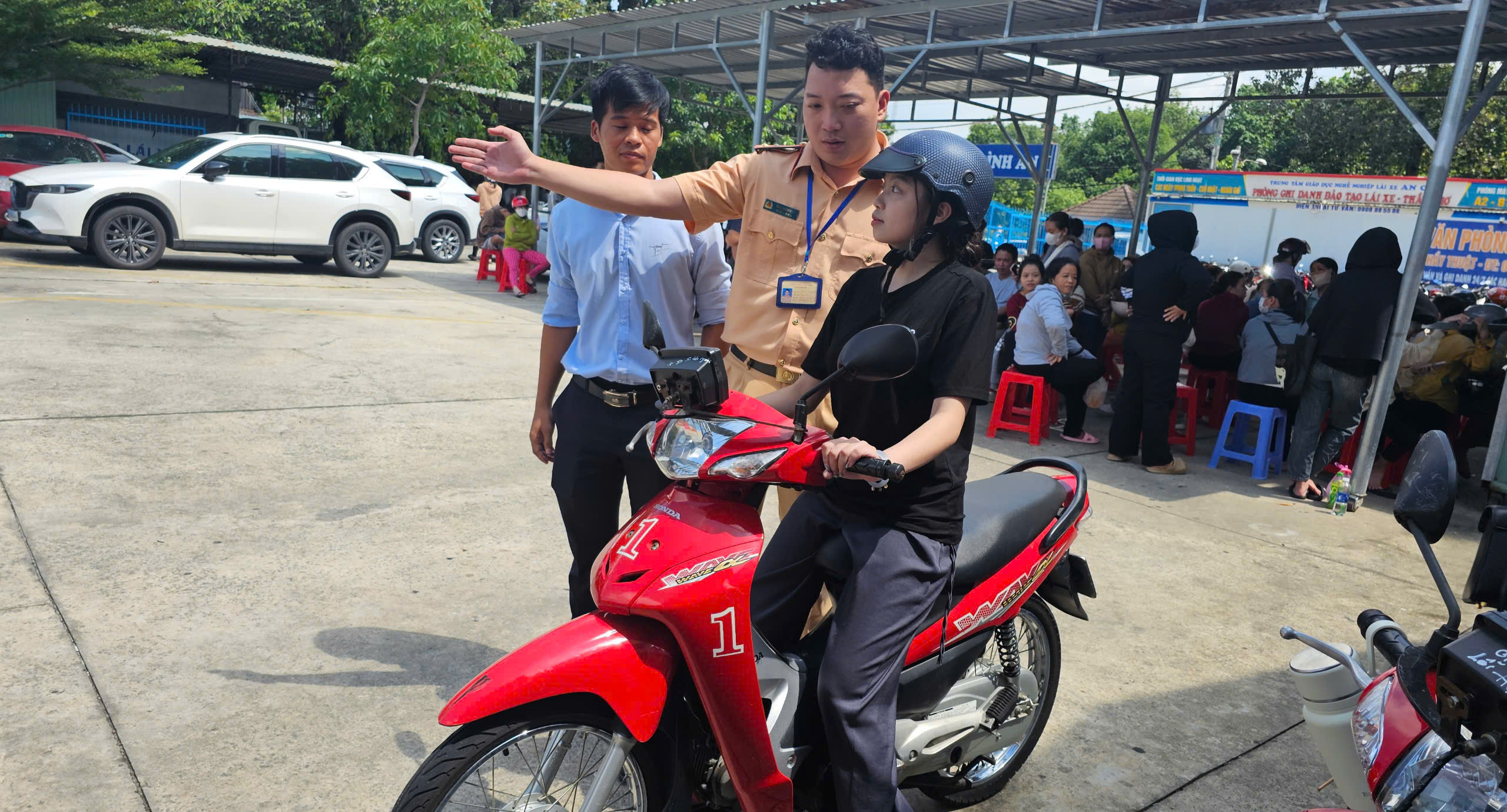 Những h&igrave;nh ảnh về kỳ s&aacute;t hạch l&aacute;i xe đầu ti&ecirc;n được Cảnh s&aacute;t giao th&ocirc;ng B&igrave;nh Dương tổ chức- Ảnh 2.