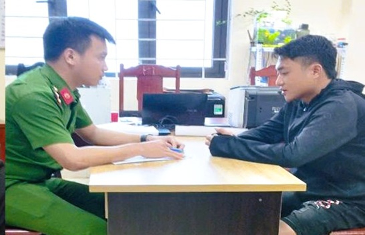 Bắt thanh ni&ecirc;n uống rượu đi xe m&aacute;y, t&ocirc;ng v&agrave;o 2 &ocirc; t&ocirc; khiến người ngồi sau tử vong- Ảnh 1.