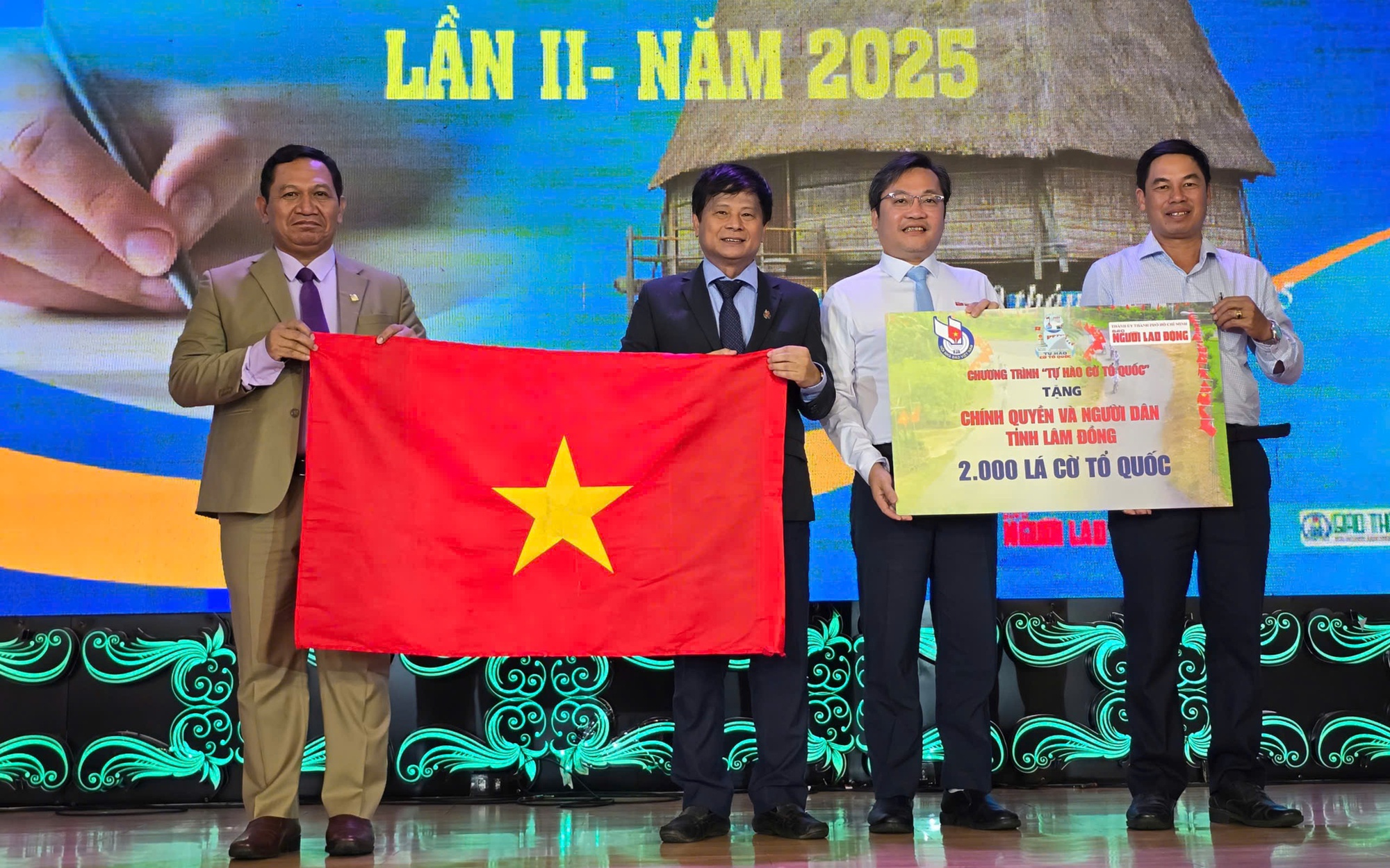 Báo Người Lao Động trao 2.000 lá cờ Tổ quốc và 25 suất học bổng