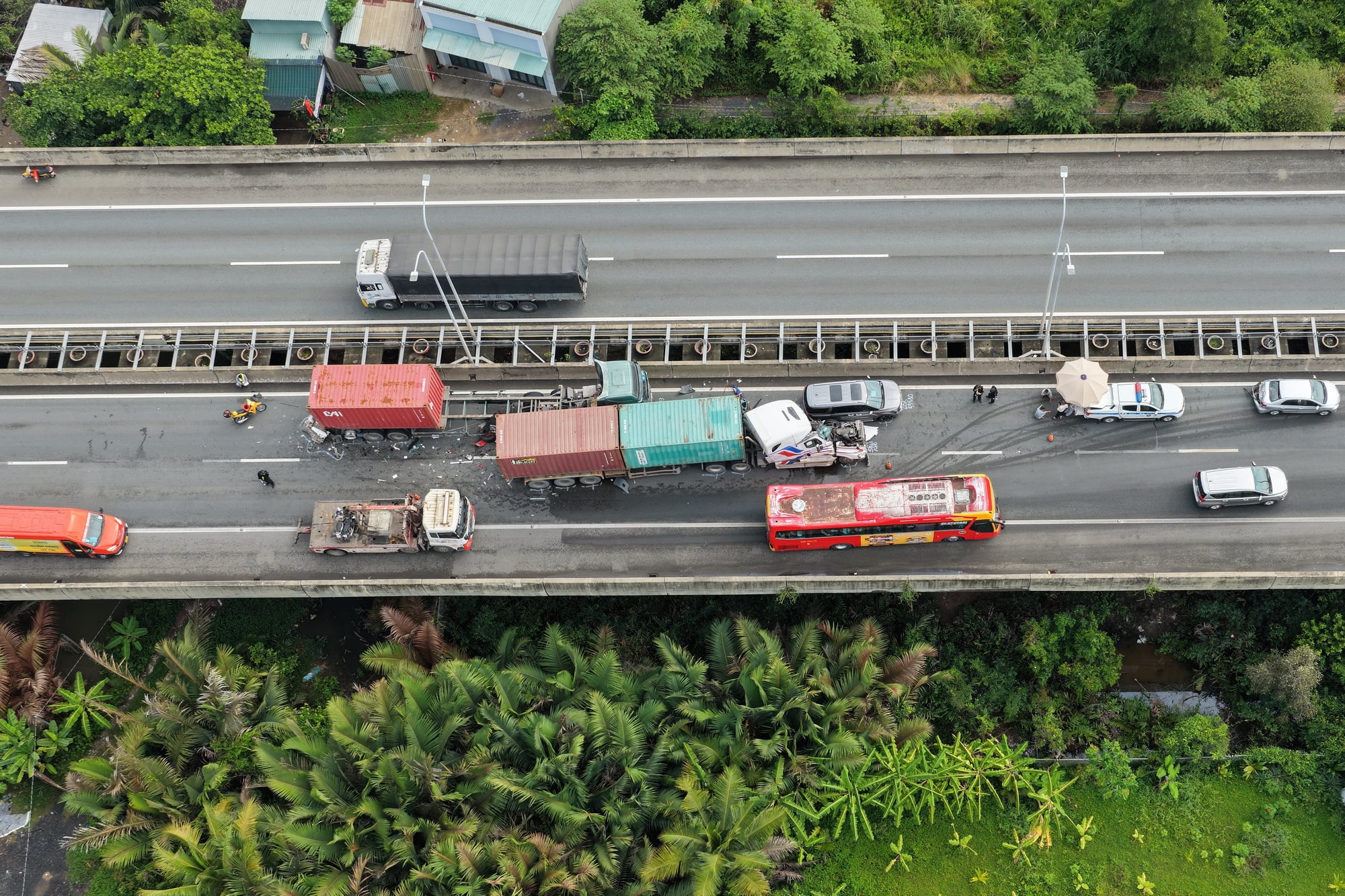 Tai nạn liên hoàn gây ùn tắc kéo dài trên cao tốc TP HCM - Long Thành - Dầu Giây- Ảnh 1.