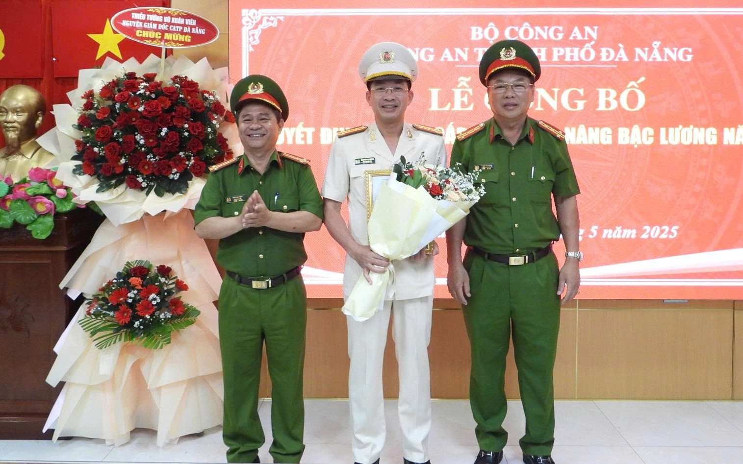 Thăng hàm trước hạn với lãnh đạo phụ trách Công an Đà Nẵng