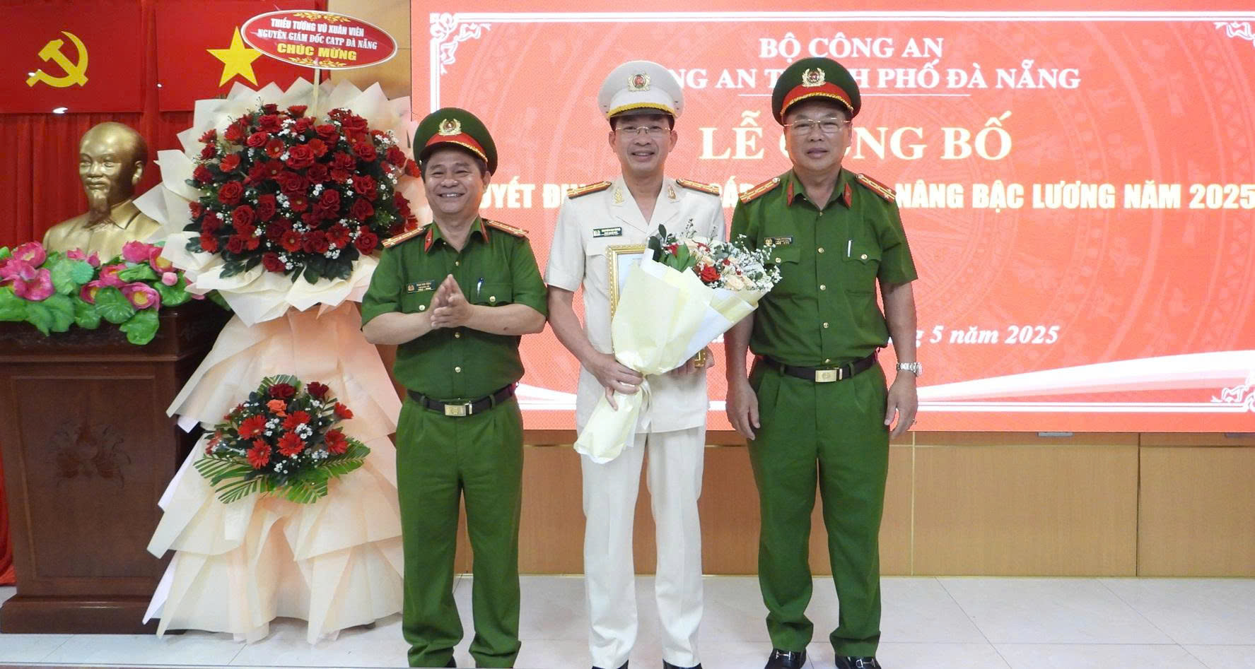 Thăng h&agrave;m trước hạn với l&atilde;nh đạo phụ tr&aacute;ch C&ocirc;ng an Đ&agrave; Nẵng- Ảnh 1.