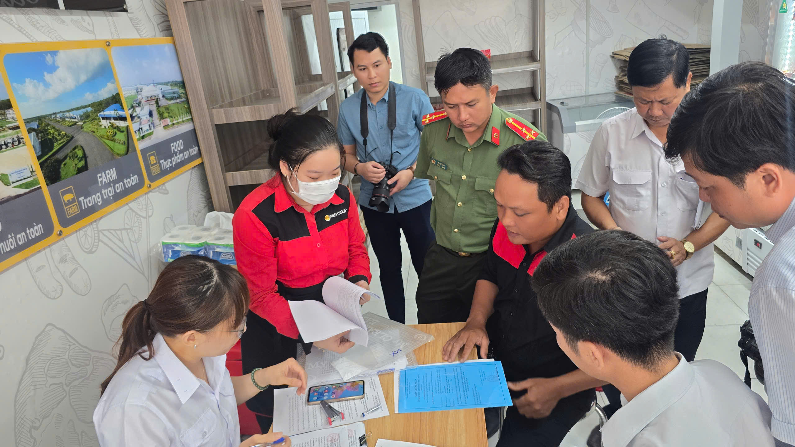 Vụ cửa h&agrave;ng của C.P. Việt Nam bị "tố" b&aacute;n thịt heo bệnh: Th&ocirc;ng tin bất ngờ từ đo&agrave;n kiểm tra - Ảnh 1.