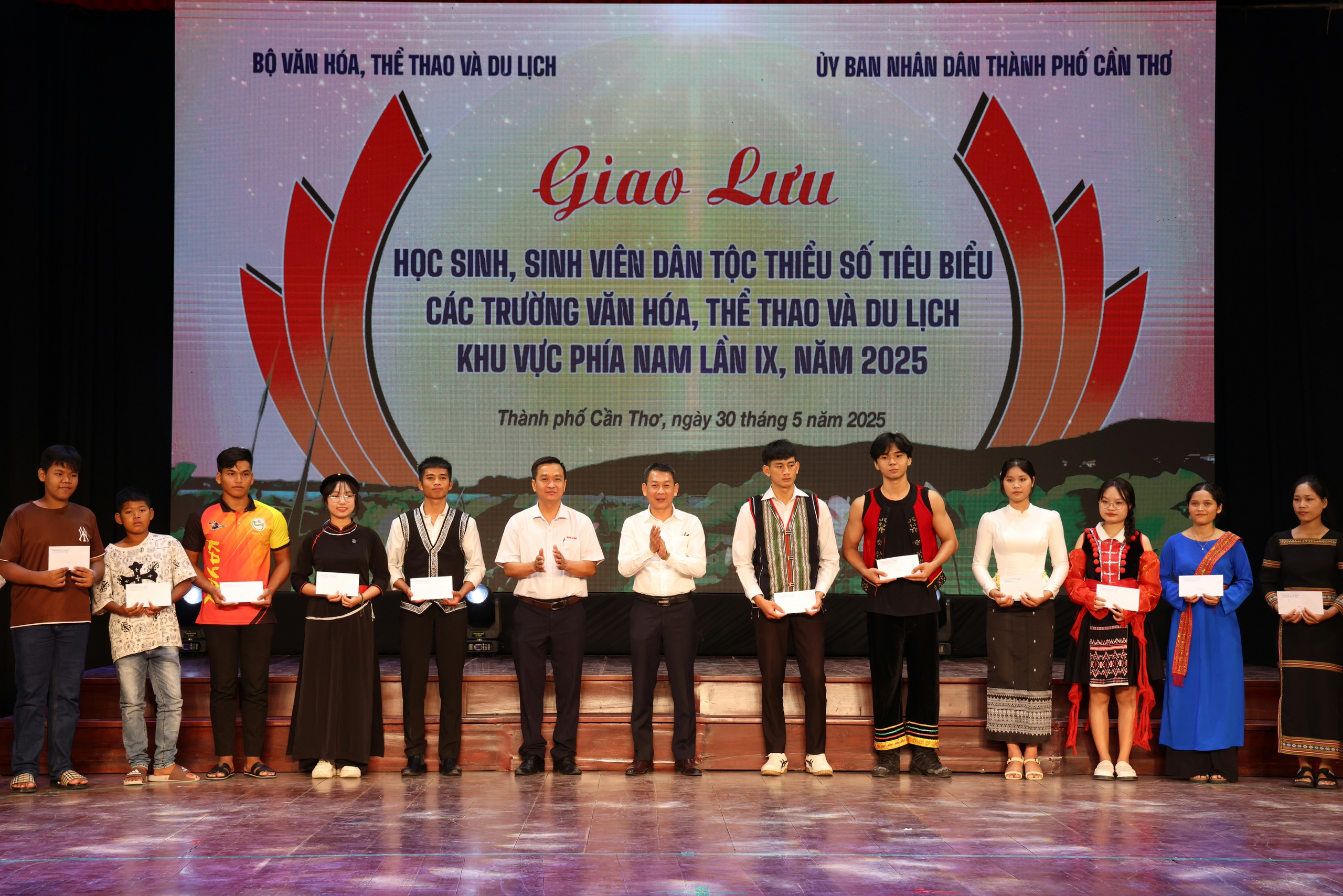Trao học bổng cho học sinh, sinh viên dân tộc thiểu số tiêu biểu - Ảnh 13.