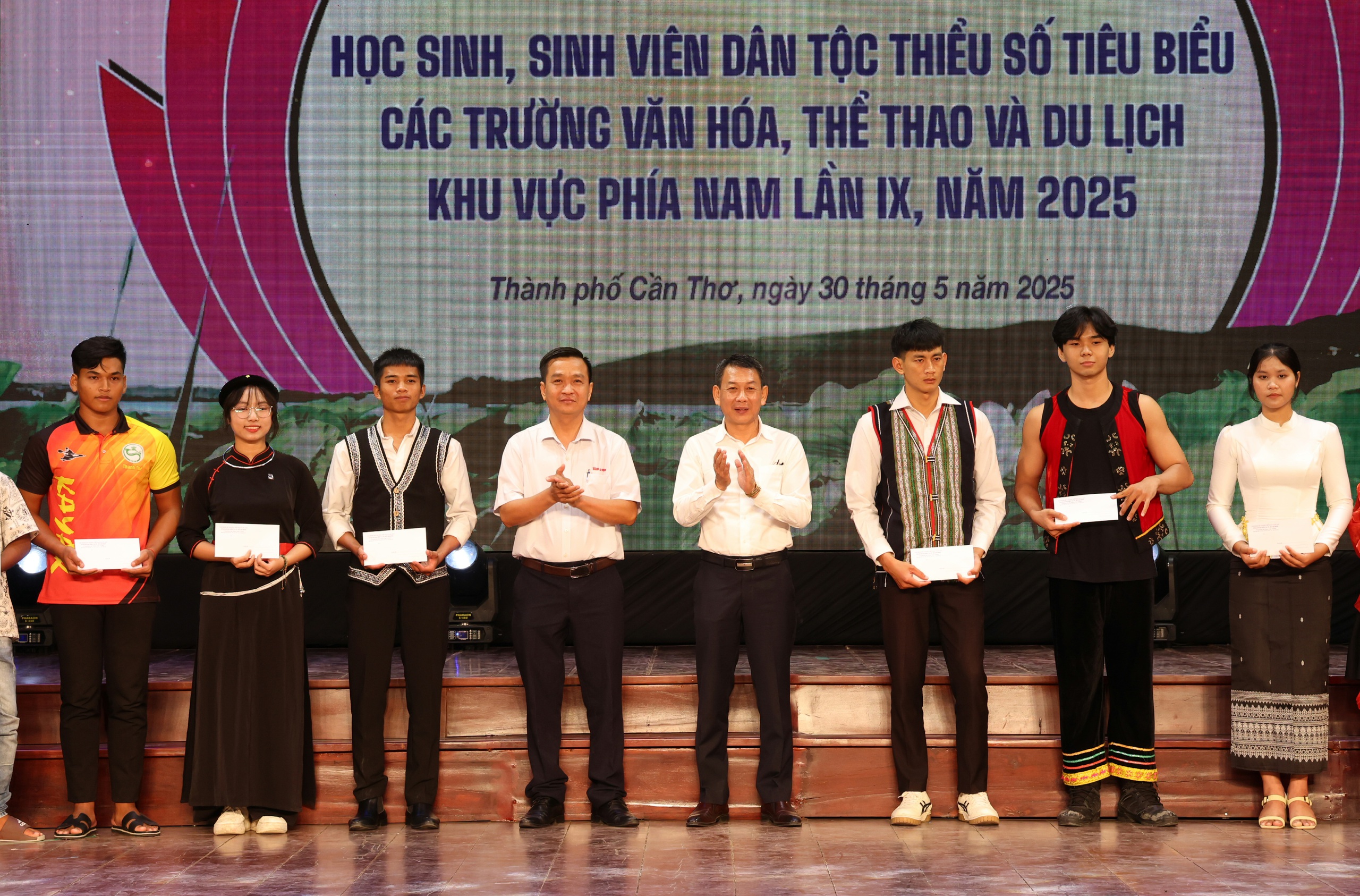 Trao học bổng cho học sinh, sinh viên dân tộc thiểu số tiêu biểu - Ảnh 14.
