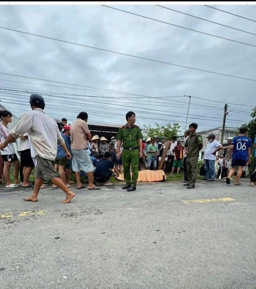 C&ocirc;ng an Tr&agrave; Vinh th&ocirc;ng tin vụ 2 thanh ni&ecirc;n đi xe m&aacute;y bị điện giật tử vong - Ảnh 1.