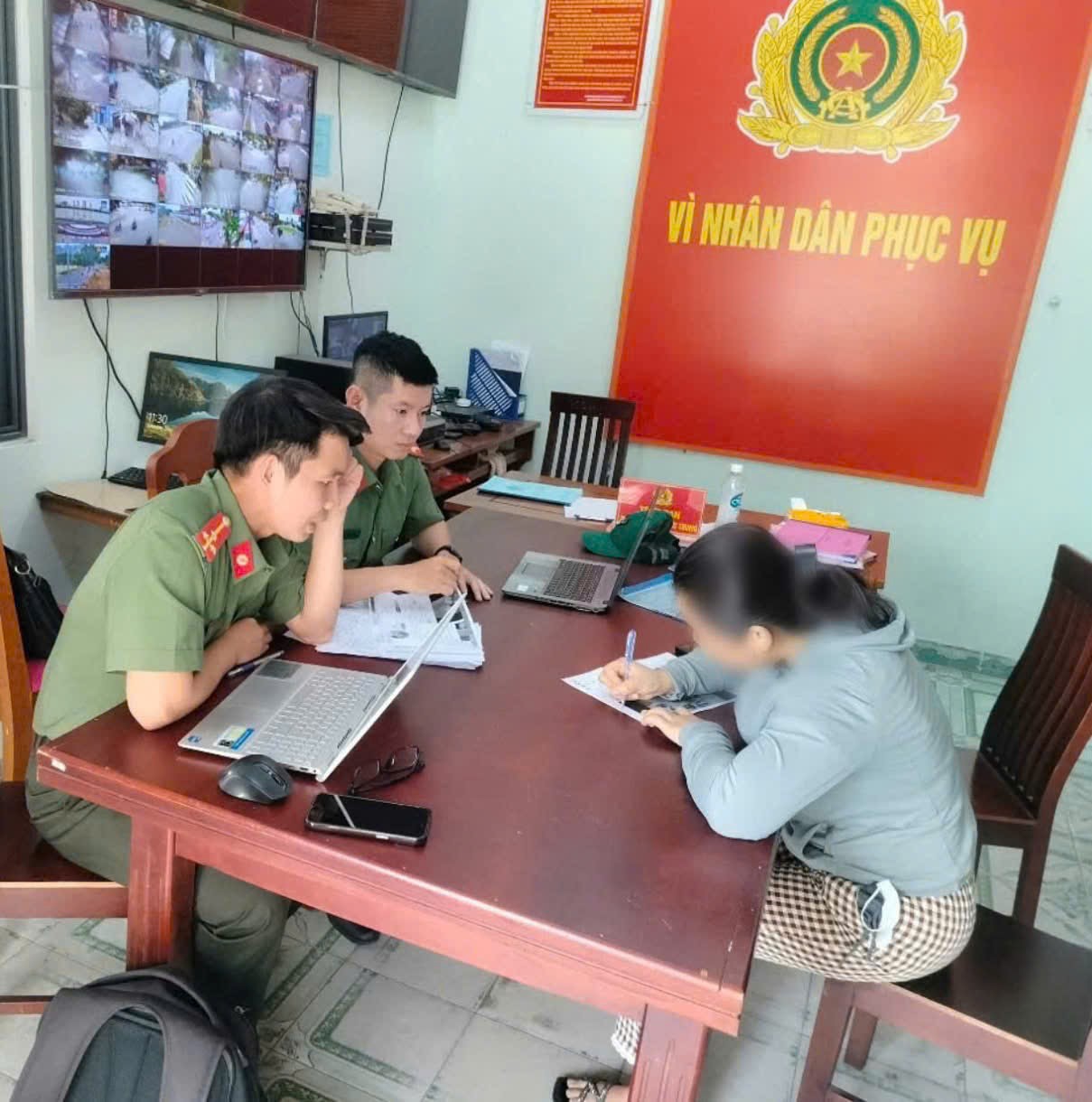 Bất ngờ với &ldquo;m&agrave;n&rdquo; livestream "bắt c&oacute;c cho qu&agrave; bỏ thuốc m&ecirc;" ở Đ&agrave; Nẵng- Ảnh 1.