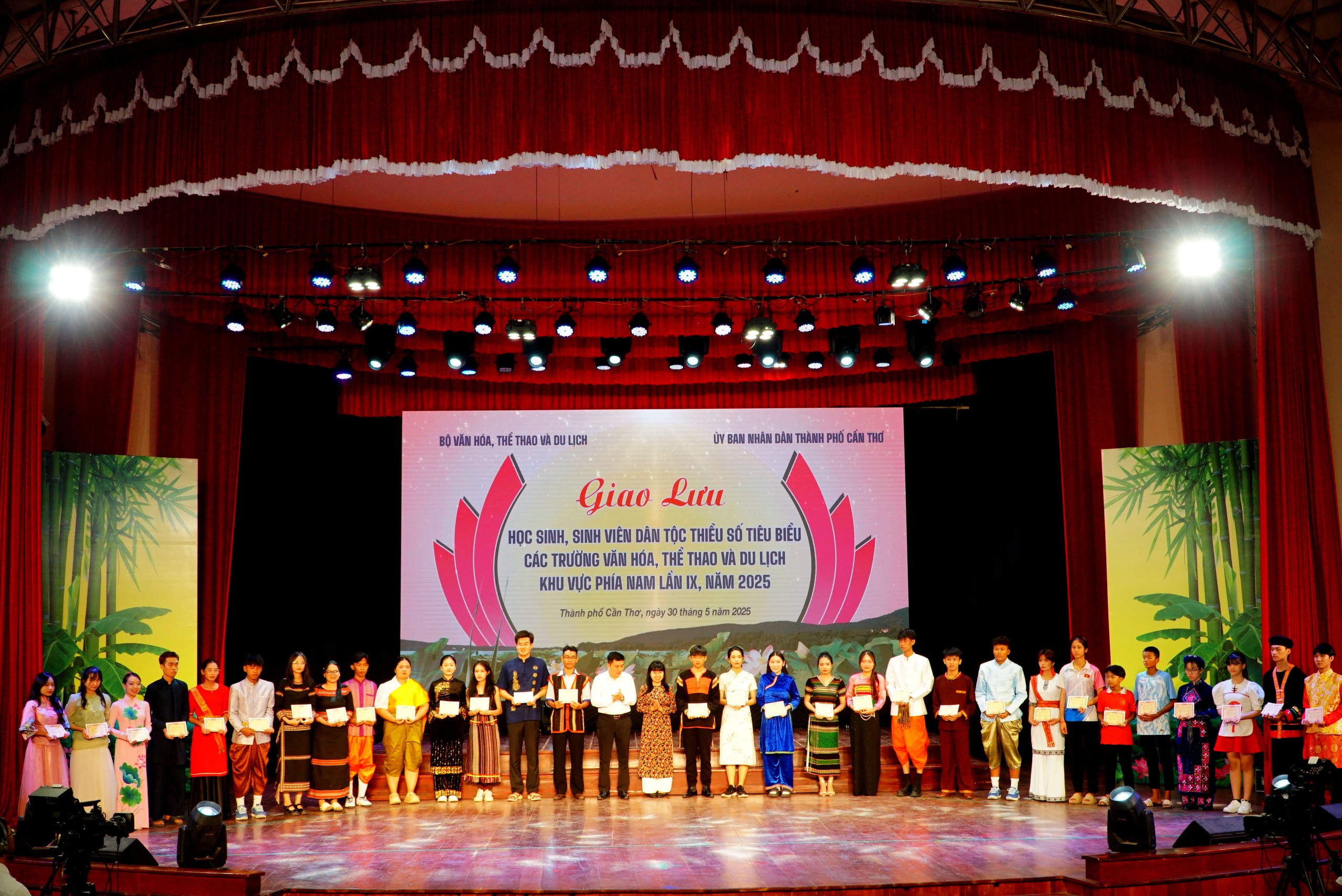 Trao học bổng cho học sinh, sinh viên dân tộc thiểu số tiêu biểu - Ảnh 17.