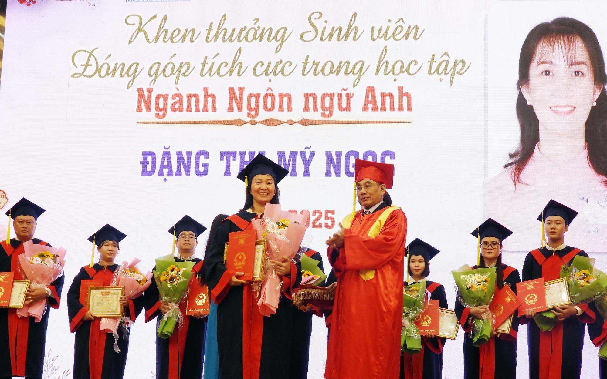 Trao bằng tốt nghiệp cho gần 370 tân cử nhân