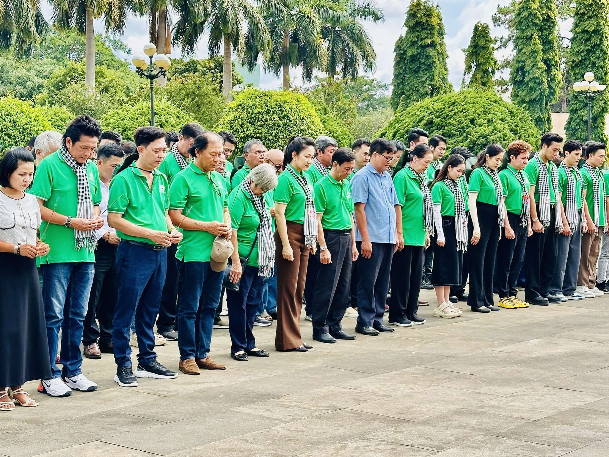 Nhạc sĩ Mai Tr&acirc;m ph&aacute;t biểu x&uacute;c động tại Nghĩa trang liệt sĩ tỉnh Gia Lai - Ảnh 2.