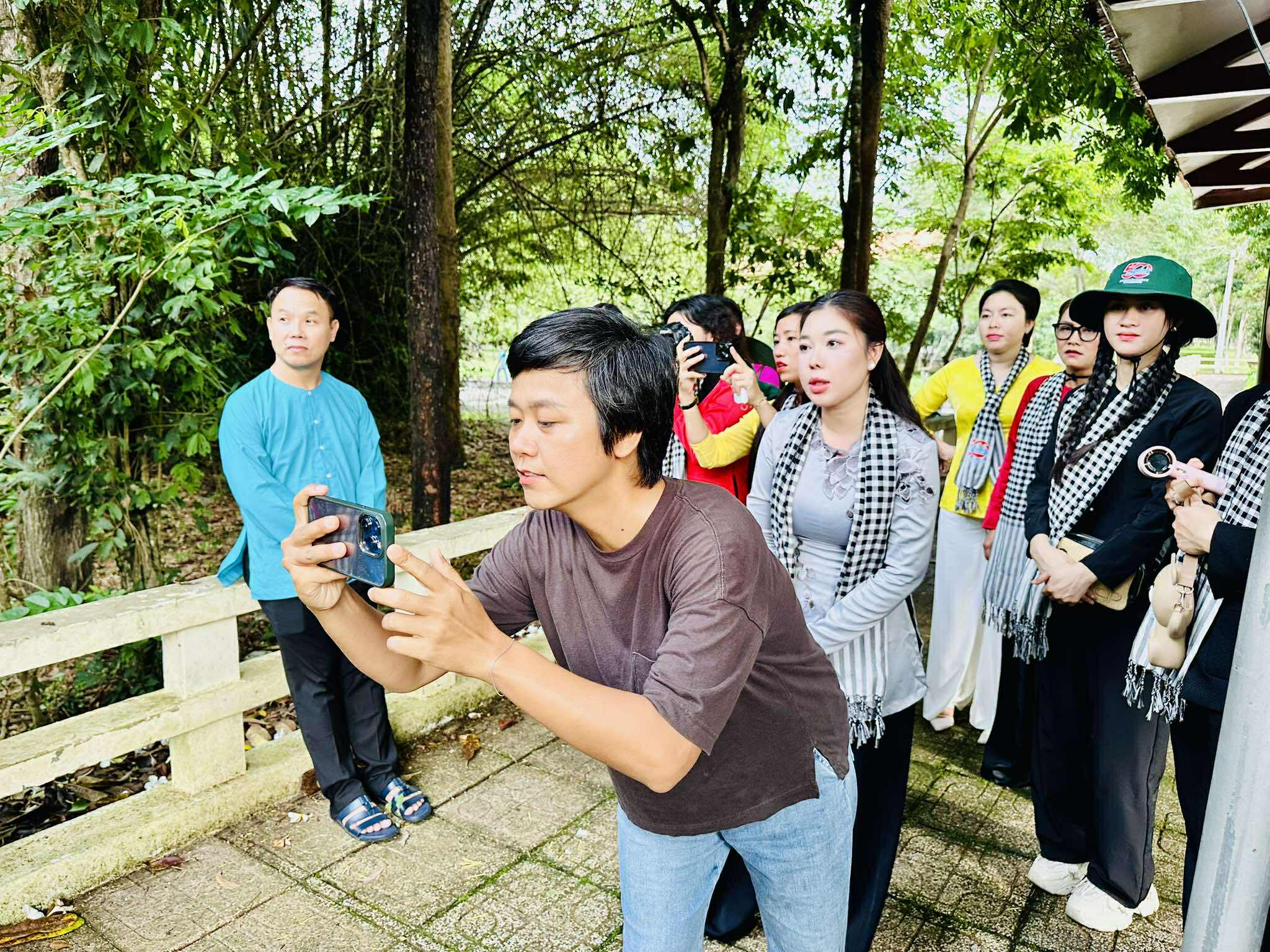 Nhạc sĩ Mai Tr&acirc;m ph&aacute;t biểu x&uacute;c động tại Nghĩa trang liệt sĩ tỉnh Gia Lai - Ảnh 3.