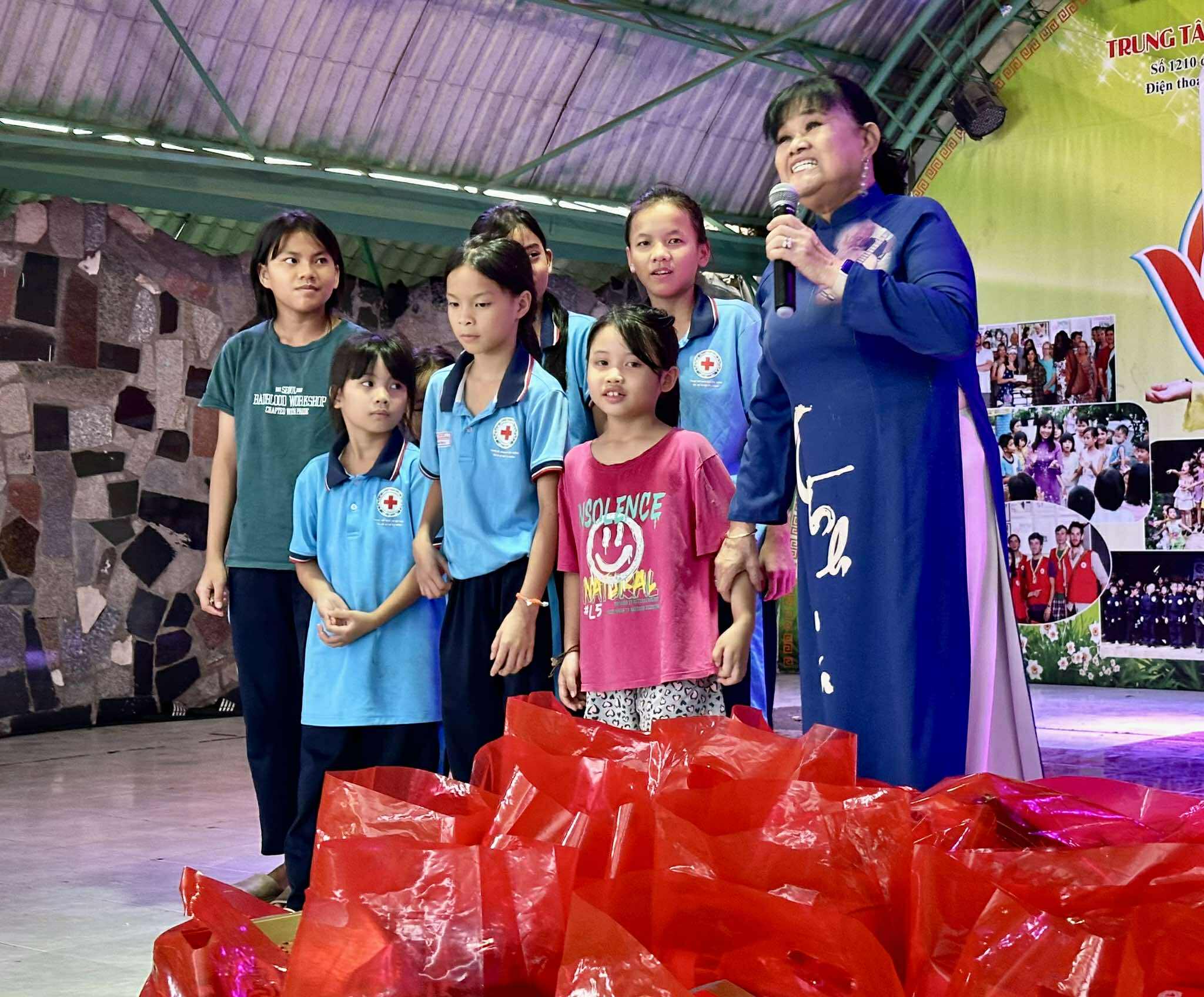 Ca sĩ Bích Thủy mang "Sắc màu tuổi thơ" đến Trung tâm Nhân đạo Quê Hương - Ảnh 2.