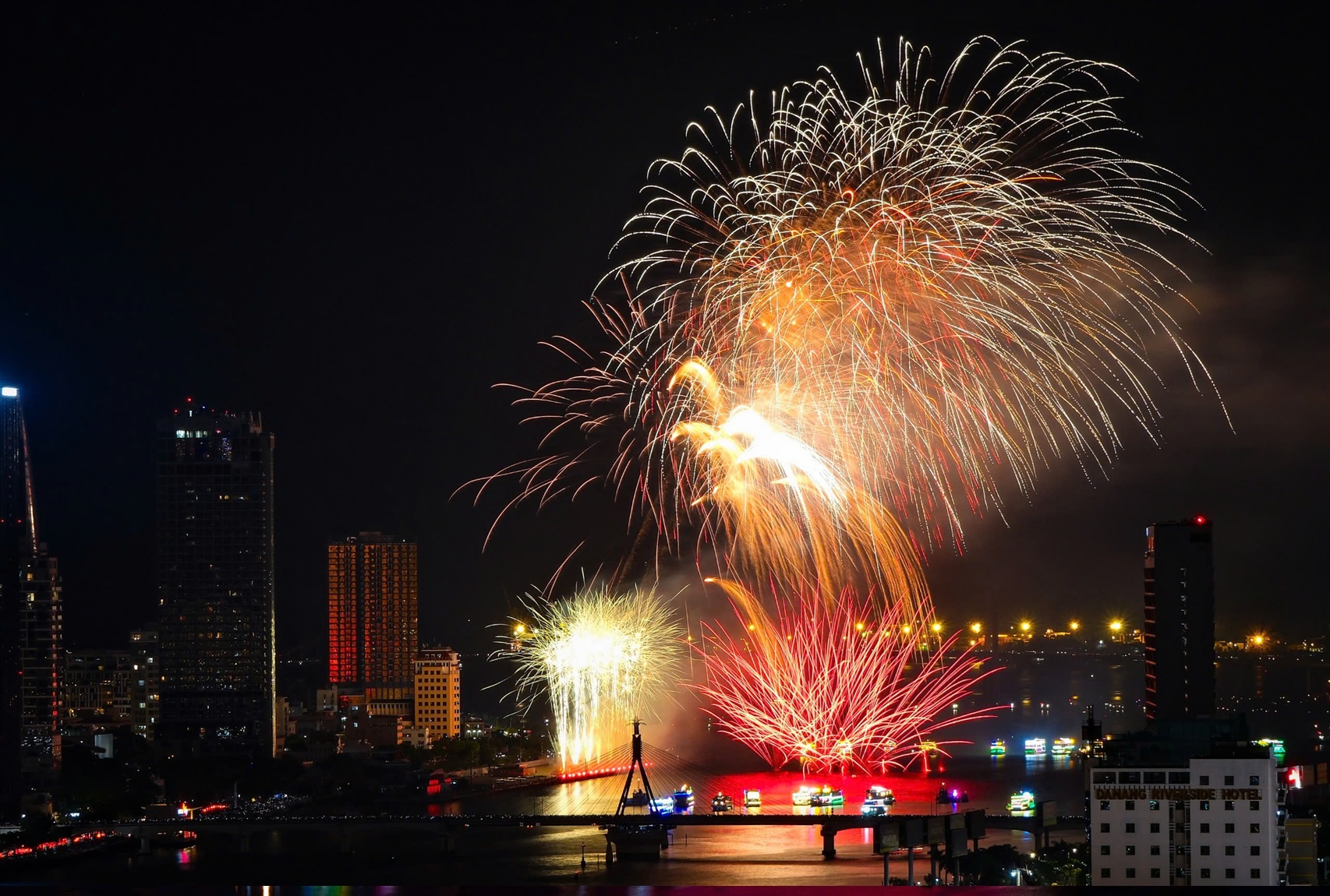Da Nang International Fireworks Festival 2025: Explosive Opening Night Performances Revealed - Ảnh 2.