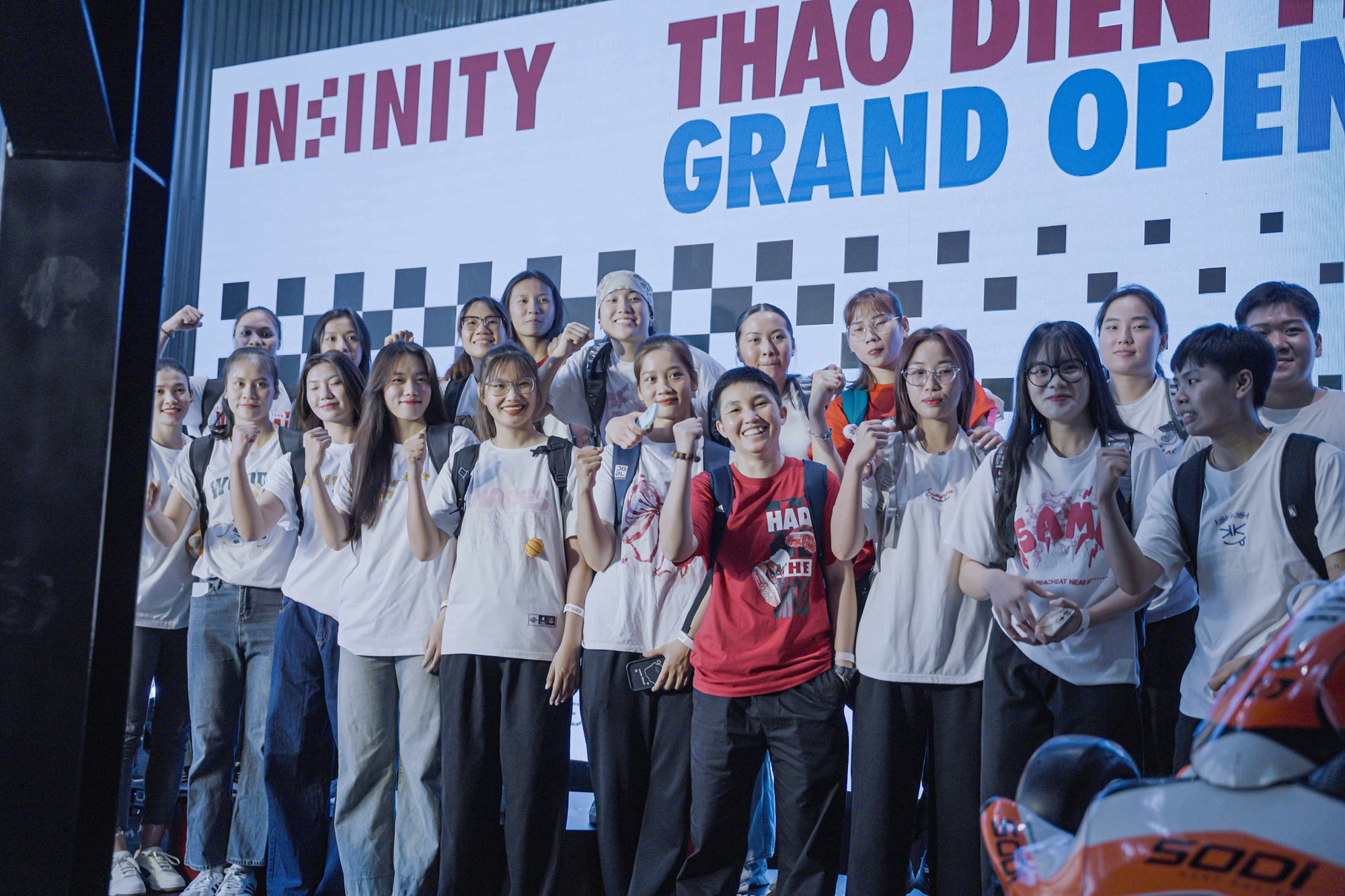 Tuyển b&oacute;ng rổ nữ Việt Nam h&aacute;o hức trải nghiệm đường đua Go-Kart điện đa tầng trong nh&agrave; đầu ti&ecirc;n- Ảnh 1.