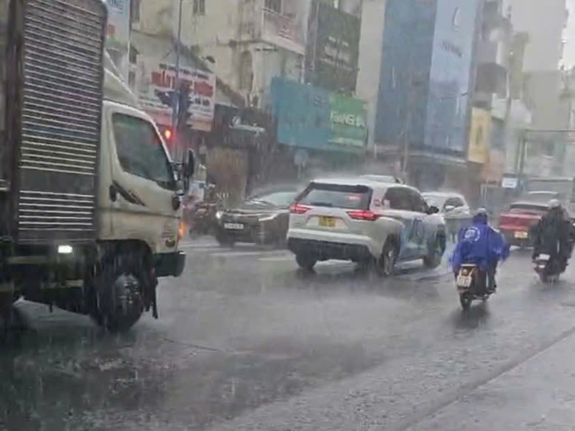 Nhiều nơi ở TP HCM mưa trắng trời giữa trưa - Ảnh 2.