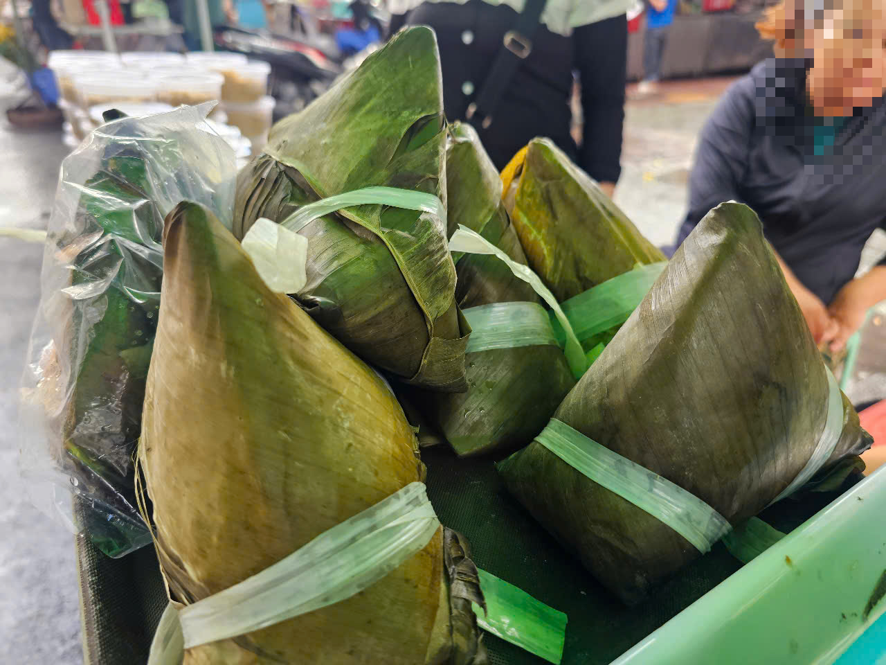 Một loại b&aacute;nh gi&aacute; 100.000 đồng nhưng b&aacute;n chạy hơn ch&egrave;, x&ocirc;i tại chợ trong ng&agrave;y Tết Đoan ngọ - Ảnh 2.