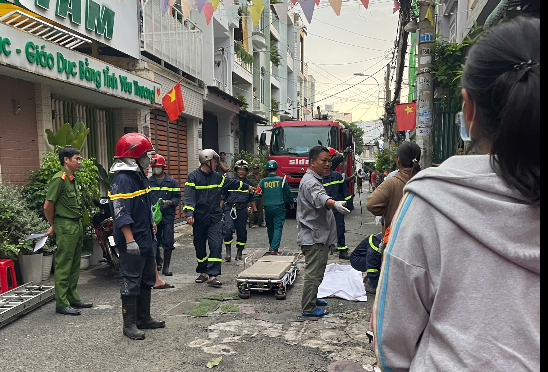 TP HCM: Điều tra hai vụ người đ&agrave;n &ocirc;ng tử vong tr&ecirc;n m&aacute;i nh&agrave;- Ảnh 1.