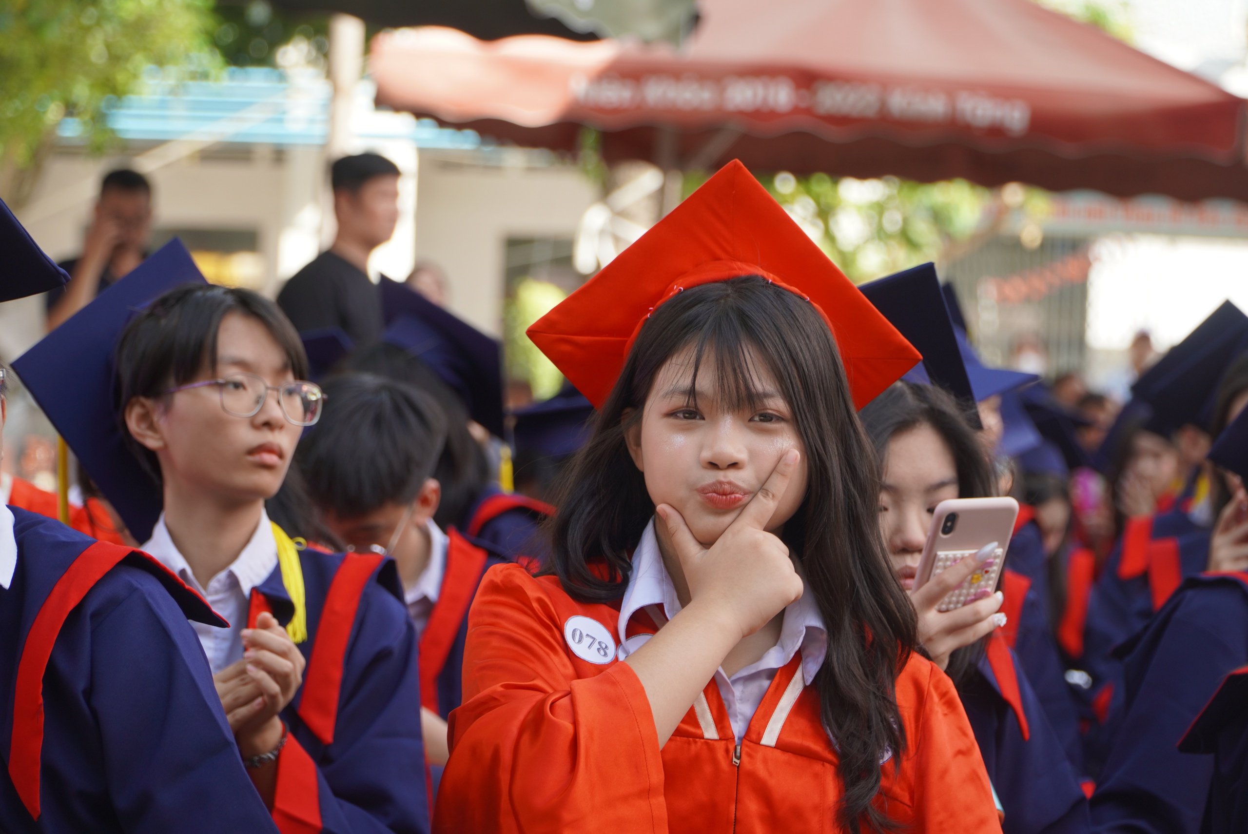 Kh&ocirc;ng thể qu&ecirc;n b&oacute;ng d&aacute;ng tảo tần của ba mẹ, thầy c&ocirc;!- Ảnh 7.