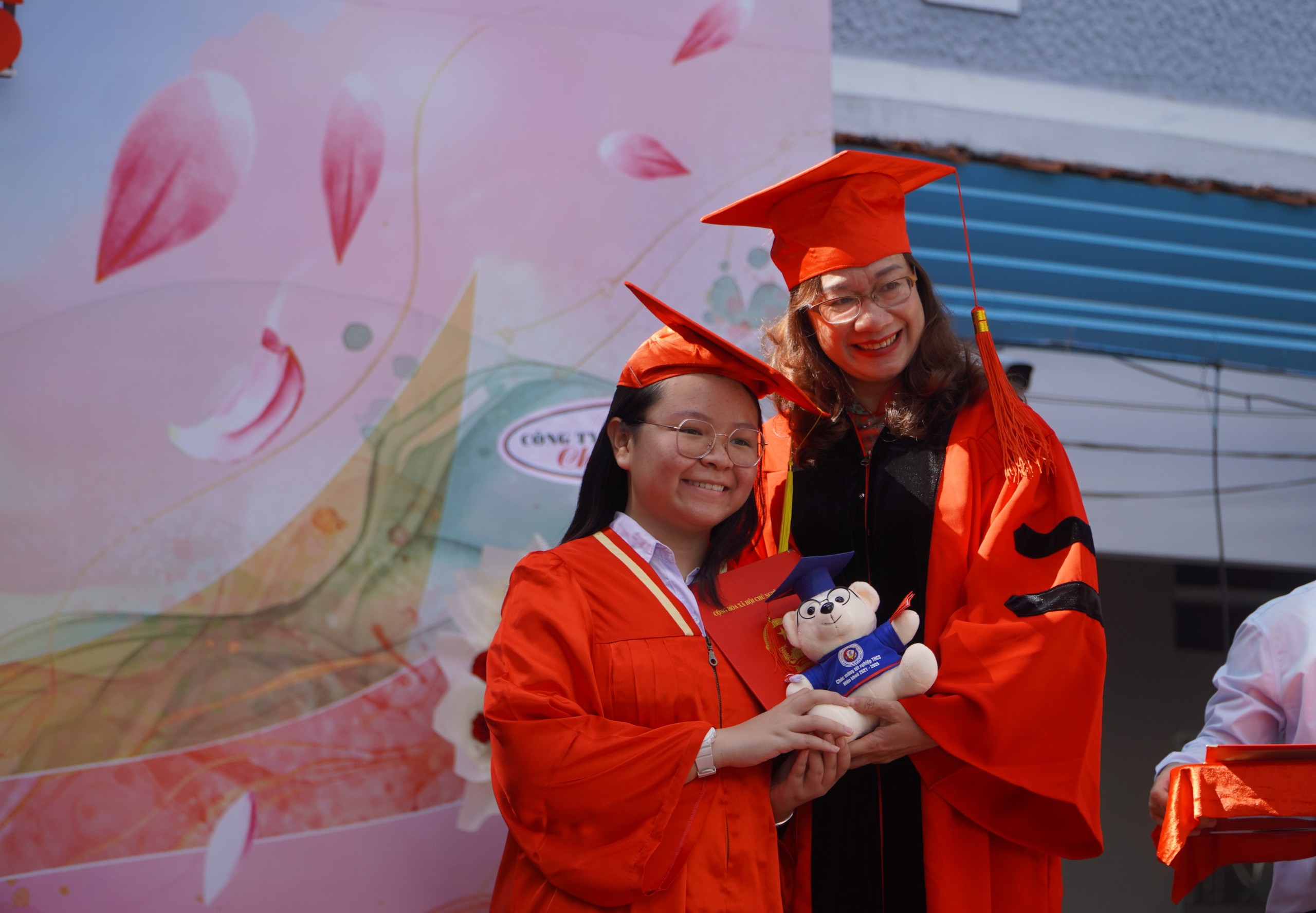 Kh&ocirc;ng thể qu&ecirc;n b&oacute;ng d&aacute;ng tảo tần của ba mẹ, thầy c&ocirc;!- Ảnh 4.