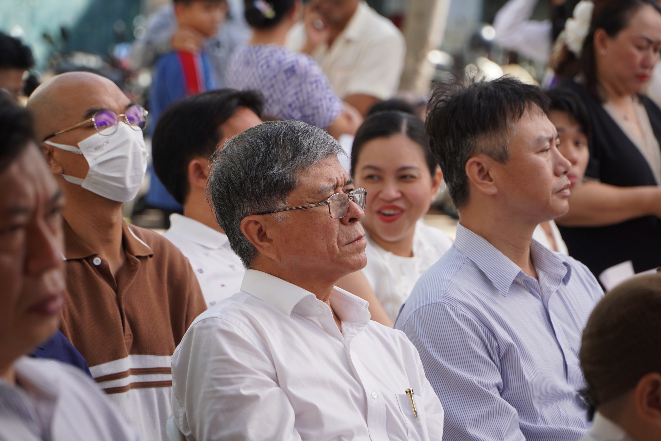 Kh&ocirc;ng thể qu&ecirc;n b&oacute;ng d&aacute;ng tảo tần của ba mẹ, thầy c&ocirc;!- Ảnh 11.