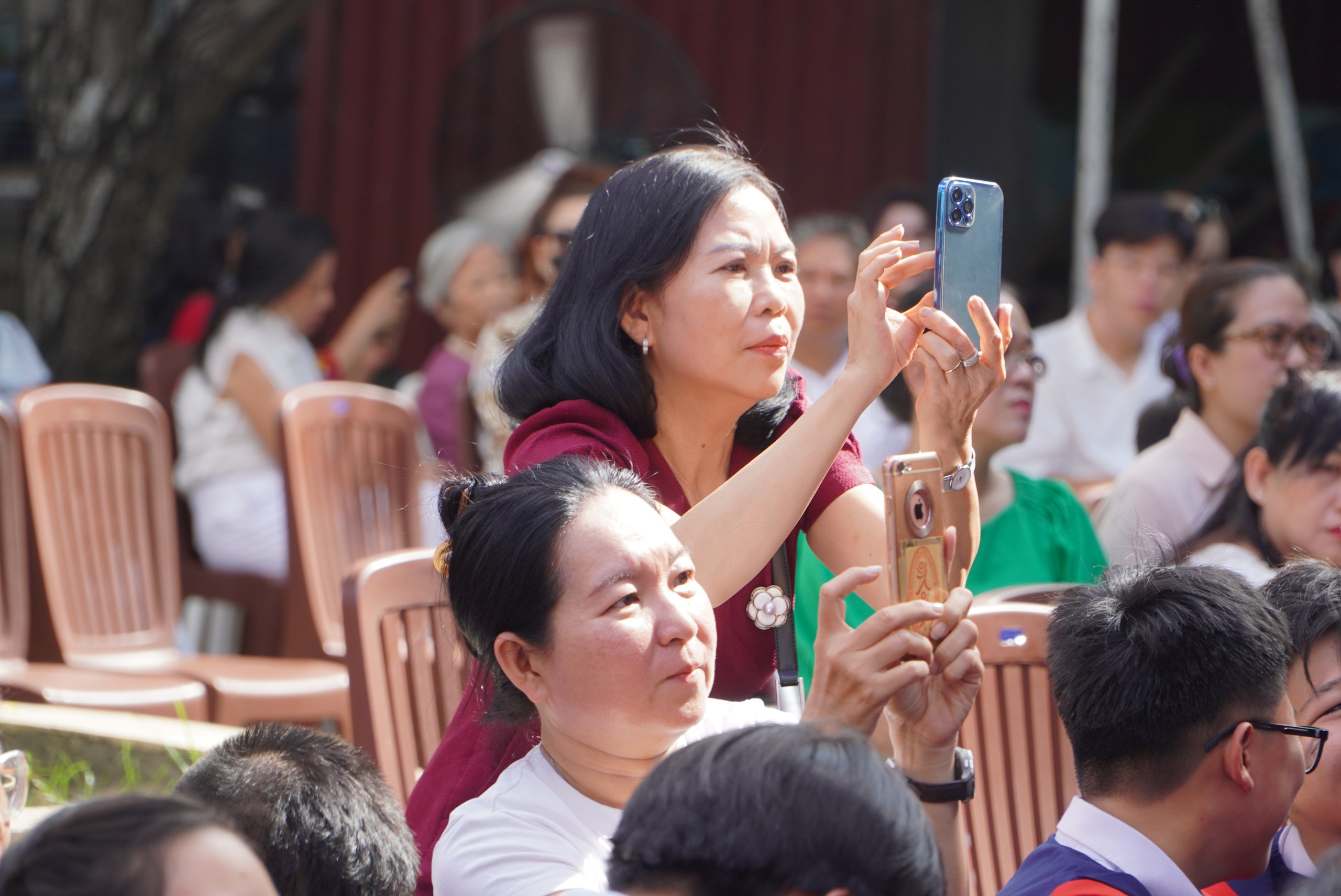 Kh&ocirc;ng thể qu&ecirc;n b&oacute;ng d&aacute;ng tảo tần của ba mẹ, thầy c&ocirc;!- Ảnh 14.