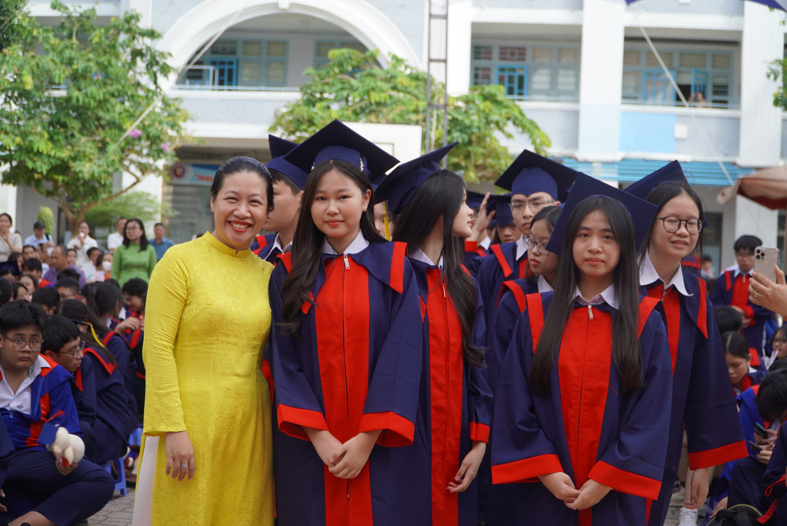 Kh&ocirc;ng thể qu&ecirc;n b&oacute;ng d&aacute;ng tảo tần của ba mẹ, thầy c&ocirc;!- Ảnh 9.