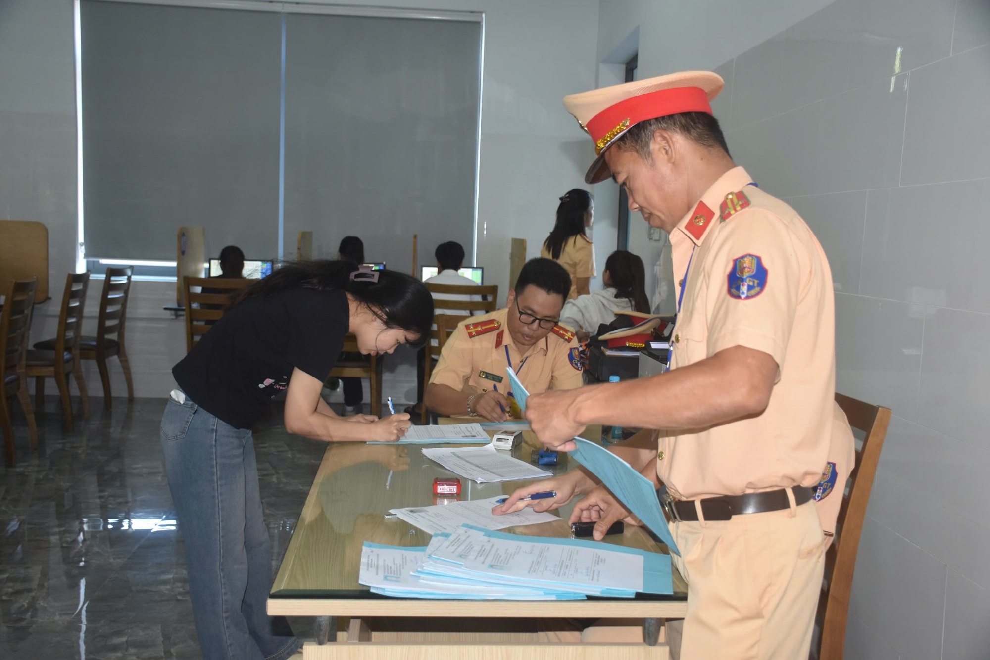 C&ocirc;ng an B&agrave; Rịa - Vũng T&agrave;u tổ chức kỳ s&aacute;t hạch l&aacute;i xe đầu ti&ecirc;n- Ảnh 1.