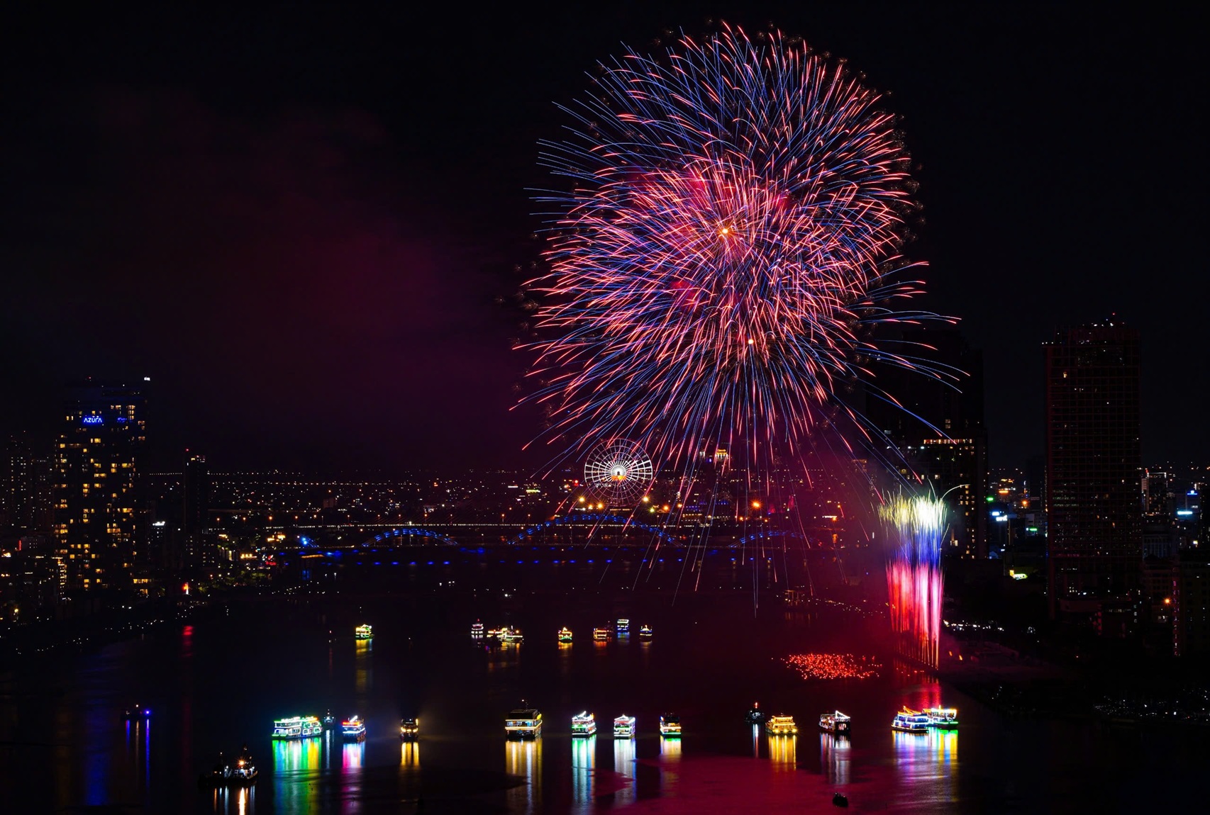 Da Nang International Fireworks Festival 2025: Explosive Opening Night Performances Revealed - Ảnh 1.