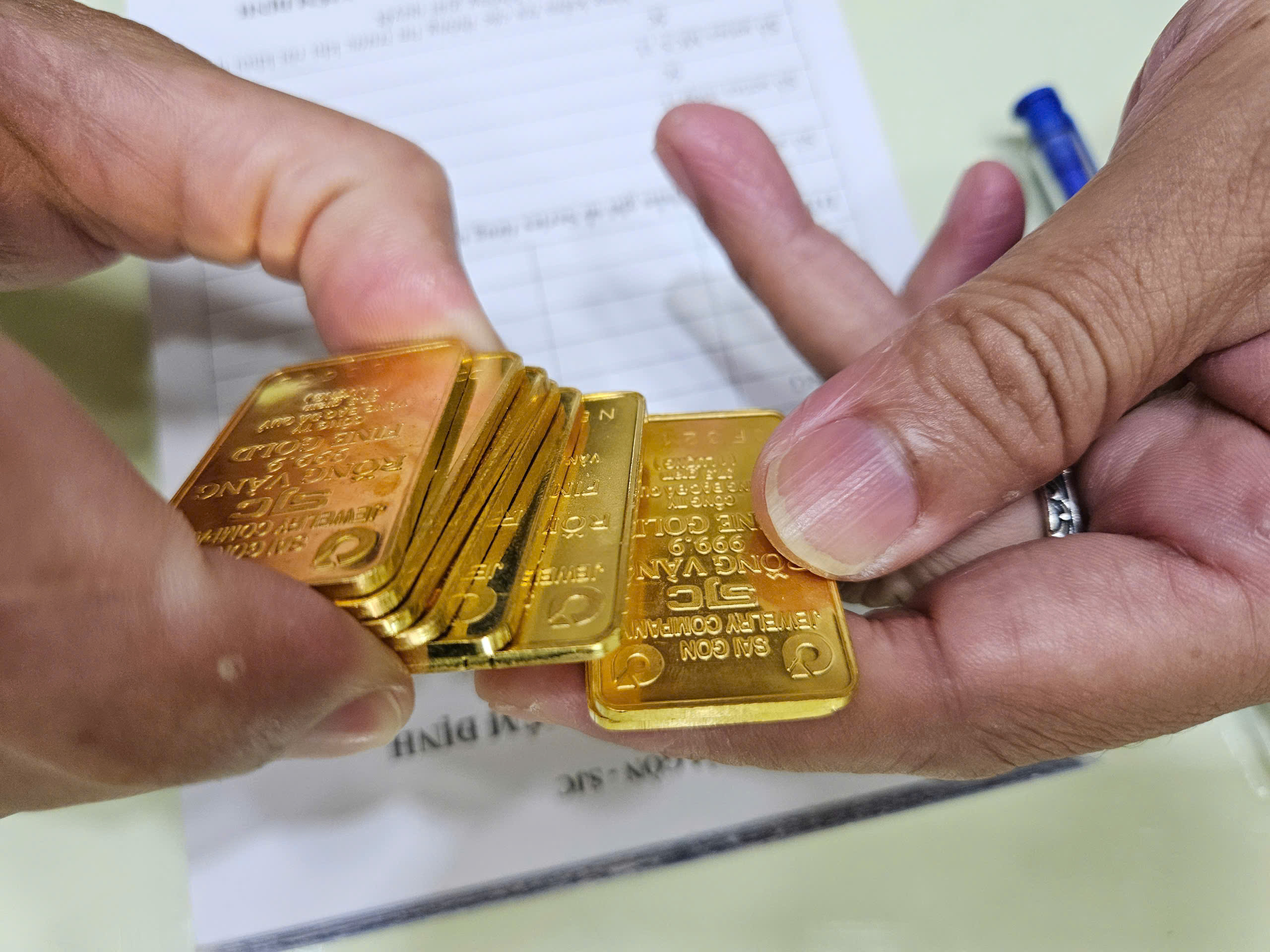 Gi&aacute; v&agrave;ng miếng SJC v&agrave; v&agrave;ng nhẫn c&oacute; c&ograve;n hấp dẫn giữa biến động thế giới? - Ảnh 2.