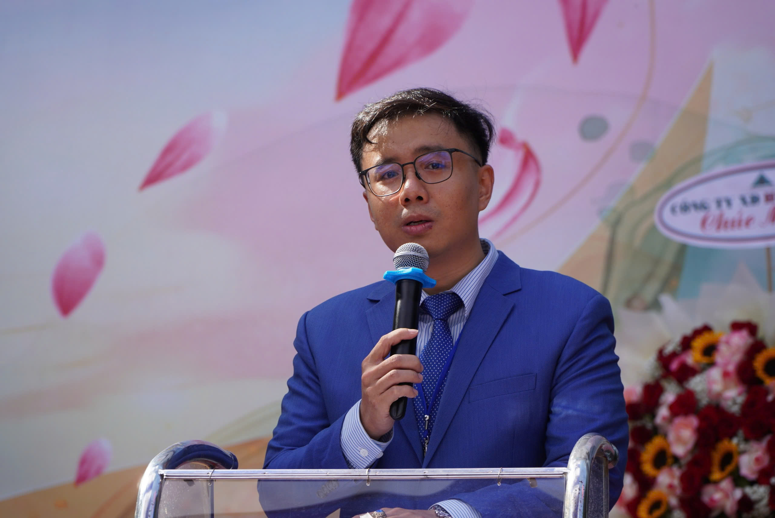 Kh&ocirc;ng thể qu&ecirc;n b&oacute;ng d&aacute;ng tảo tần của ba mẹ, thầy c&ocirc;!- Ảnh 1.