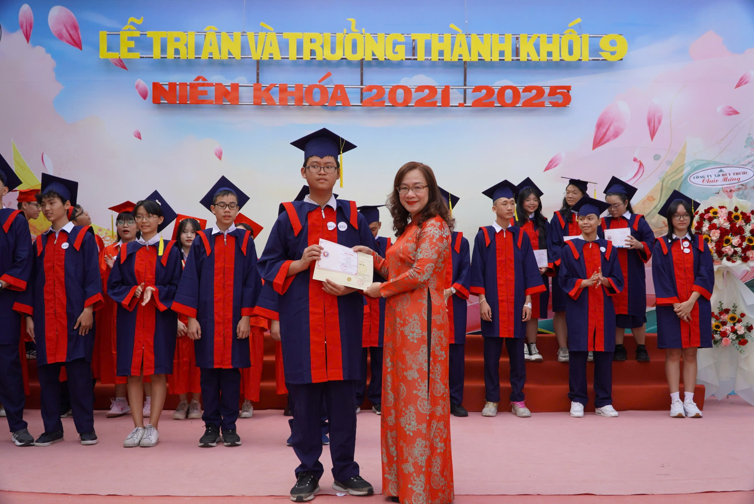 Kh&ocirc;ng thể qu&ecirc;n b&oacute;ng d&aacute;ng tảo tần của ba mẹ, thầy c&ocirc;!- Ảnh 2.