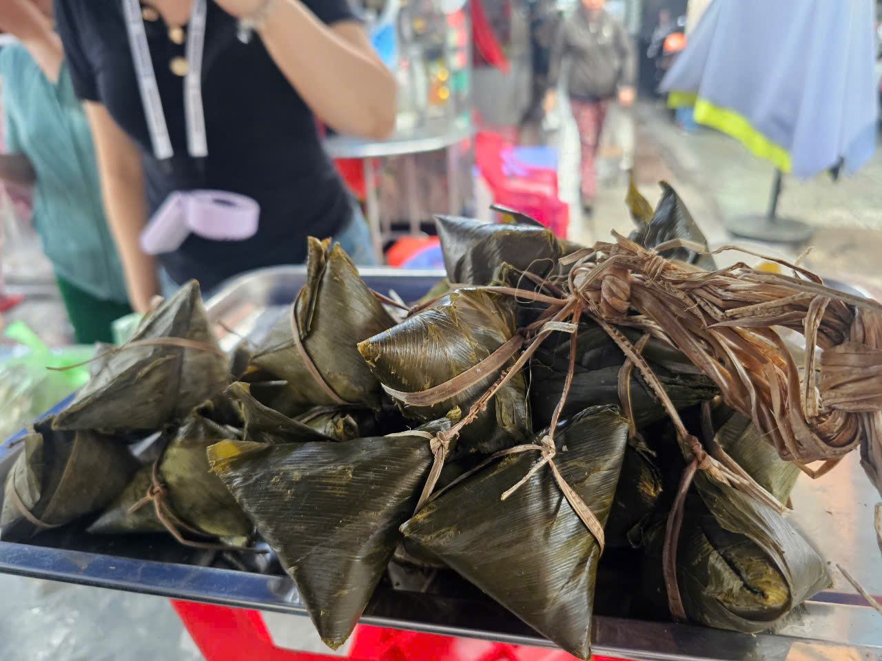 Một loại b&aacute;nh gi&aacute; 100.000 đồng nhưng b&aacute;n chạy hơn ch&egrave;, x&ocirc;i tại chợ trong ng&agrave;y Tết Đoan ngọ - Ảnh 5.