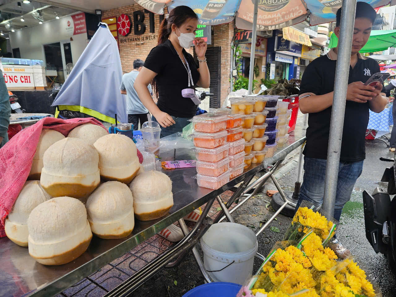 Một loại b&aacute;nh gi&aacute; 100.000 đồng nhưng b&aacute;n chạy hơn ch&egrave;, x&ocirc;i tại chợ trong ng&agrave;y Tết Đoan ngọ - Ảnh 6.