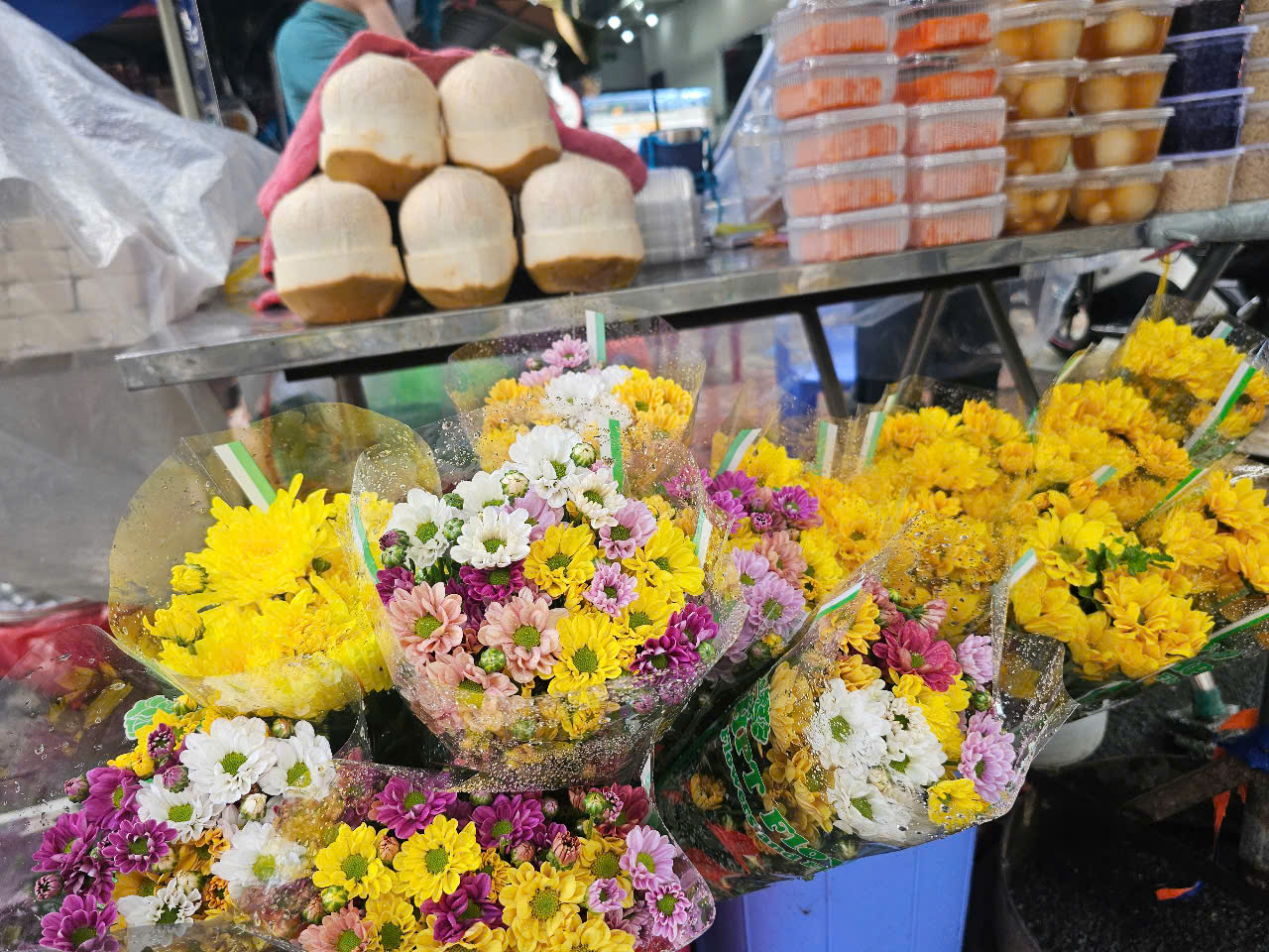 Một loại b&aacute;nh gi&aacute; 100.000 đồng nhưng b&aacute;n chạy hơn ch&egrave;, x&ocirc;i tại chợ trong ng&agrave;y Tết Đoan ngọ - Ảnh 1.