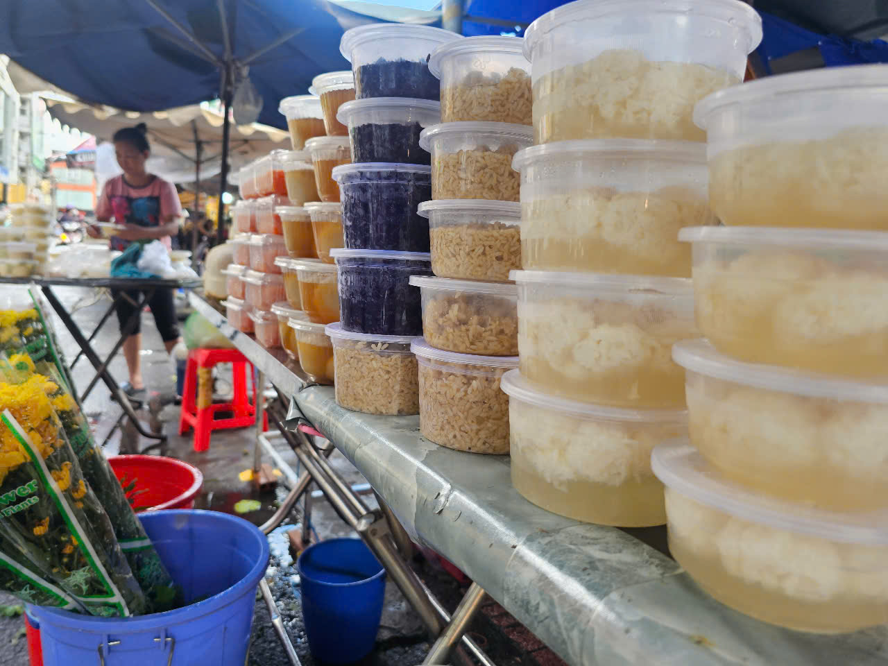 Một loại b&aacute;nh gi&aacute; 100.000 đồng nhưng b&aacute;n chạy hơn ch&egrave;, x&ocirc;i tại chợ trong ng&agrave;y Tết Đoan ngọ - Ảnh 4.