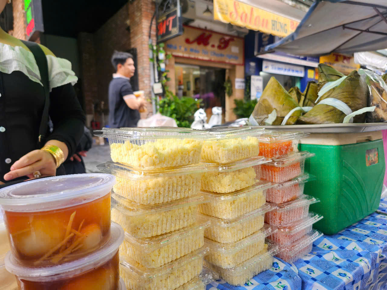 Một loại b&aacute;nh gi&aacute; 100.000 đồng nhưng b&aacute;n chạy hơn ch&egrave;, x&ocirc;i tại chợ trong ng&agrave;y Tết Đoan ngọ - Ảnh 3.