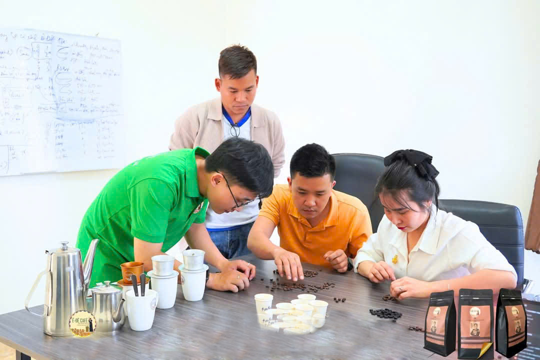 Mang cà phê từ buôn làng Ê Đê ra thế giới - Ảnh 1.