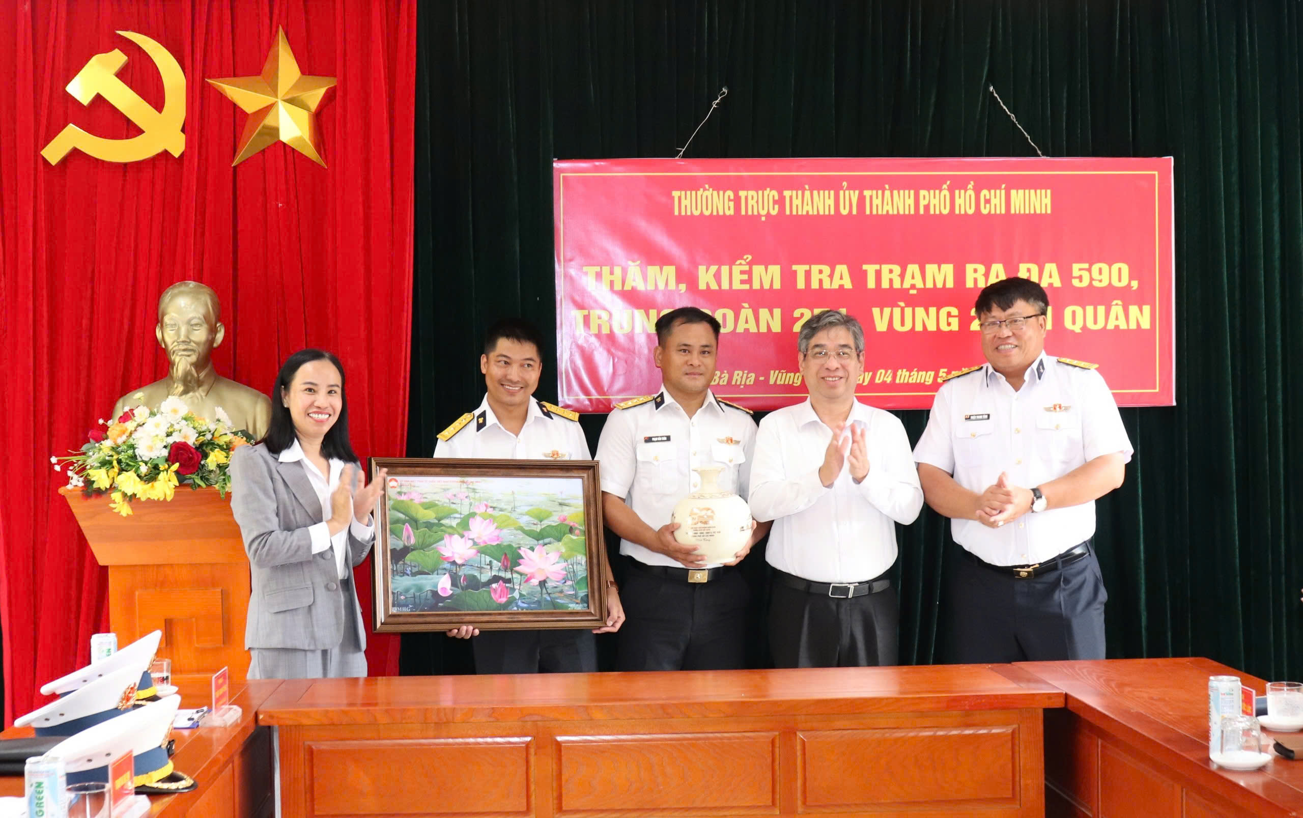 Lãnh đạo TP HCM động viên LLVT tại Côn Đảo - Ảnh 1.