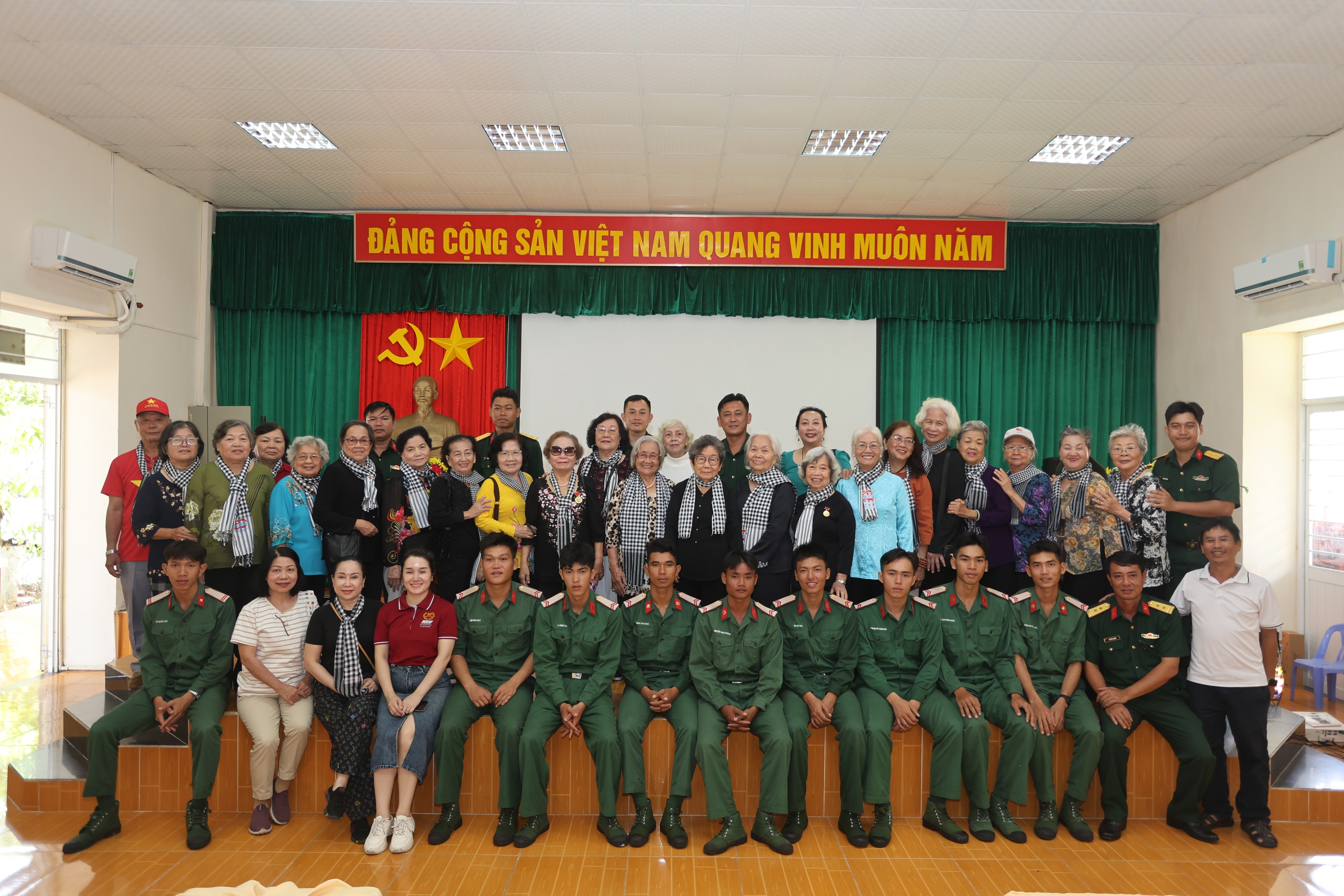 Lãnh đạo TP HCM động viên LLVT tại Côn Đảo - Ảnh 5.