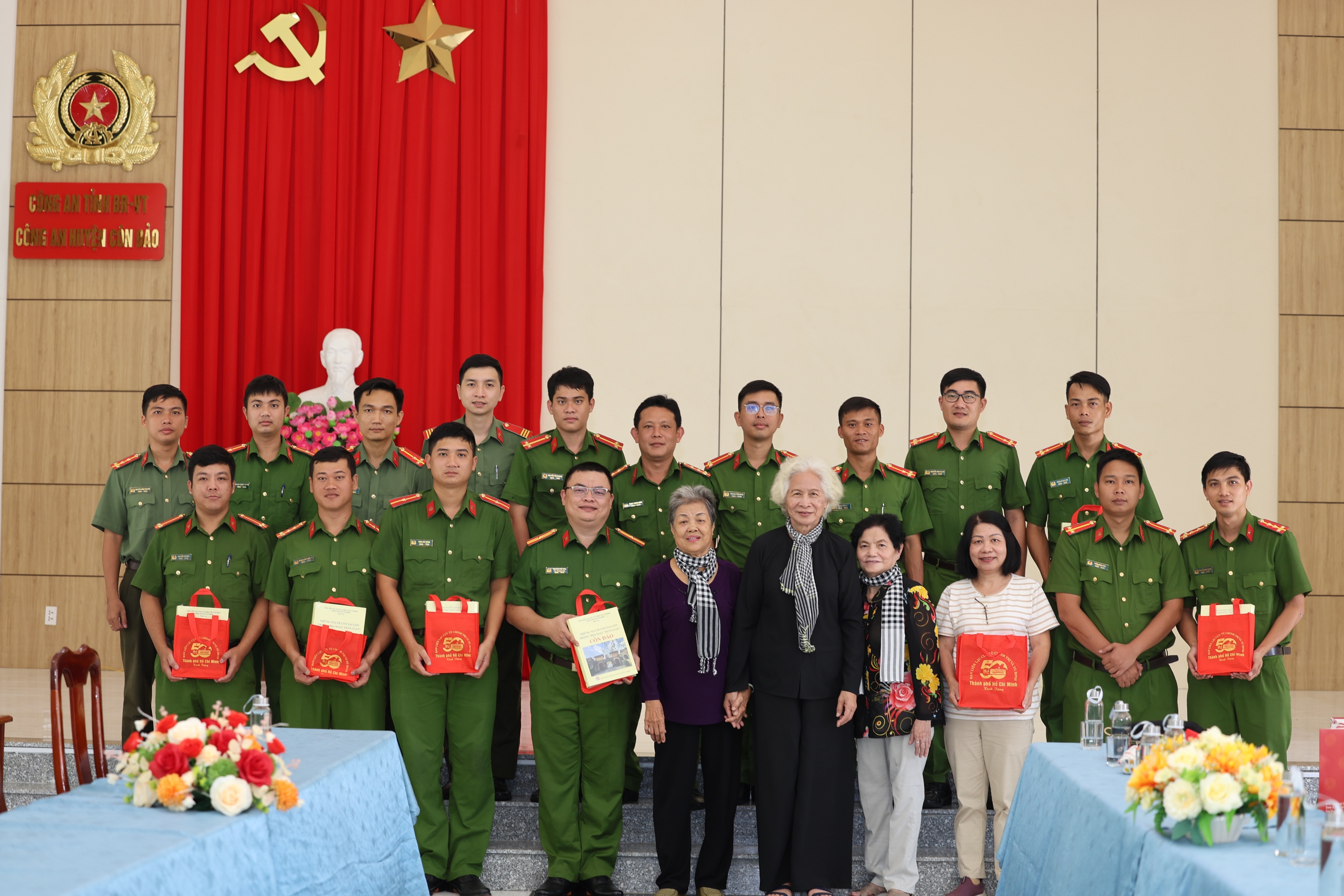 Lãnh đạo TP HCM động viên LLVT tại Côn Đảo - Ảnh 4.