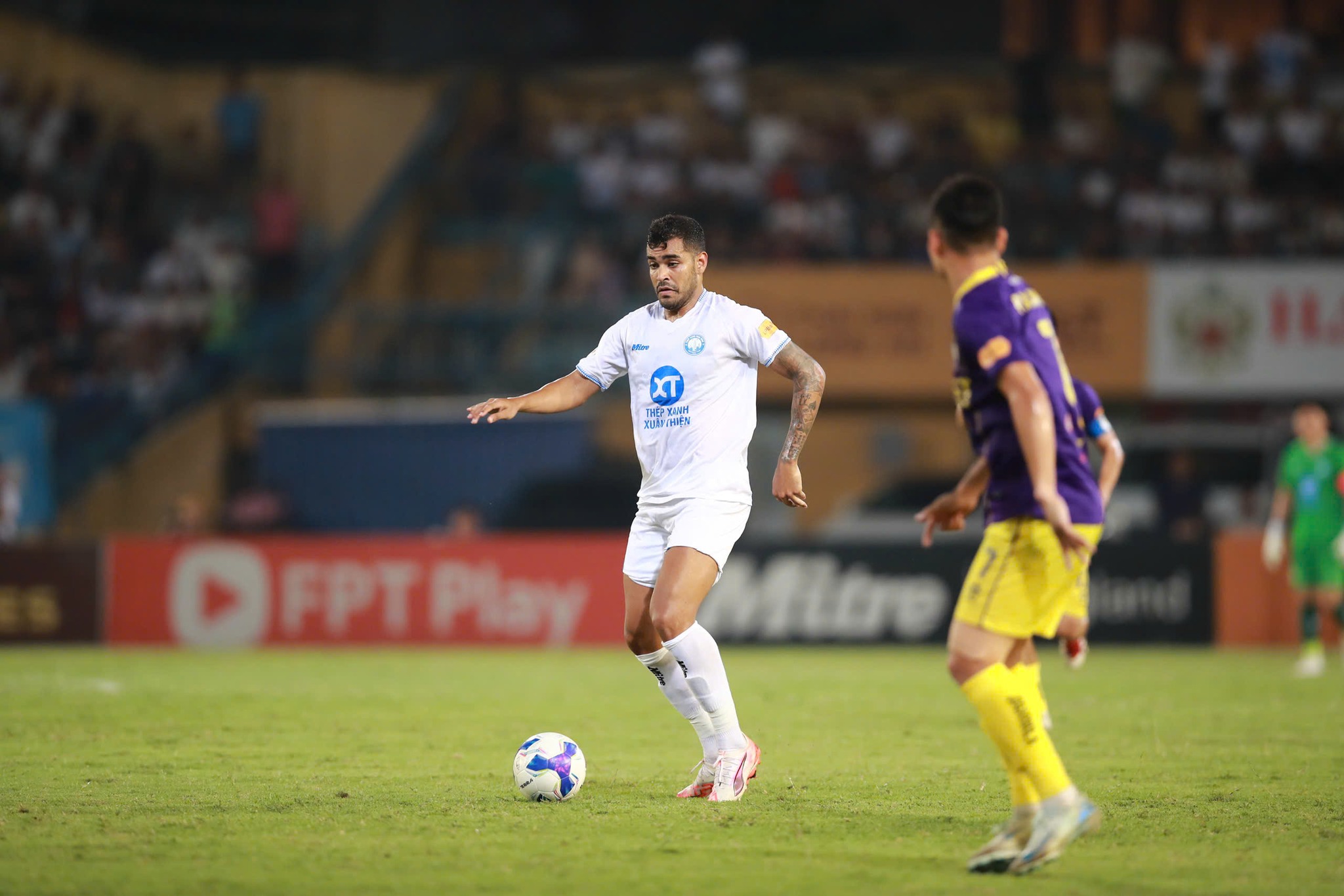 Thắng đẹp H&agrave; Nội, CLB Nam Định tiến gần c&uacute;p v&ocirc; địch V-League - Ảnh 2.