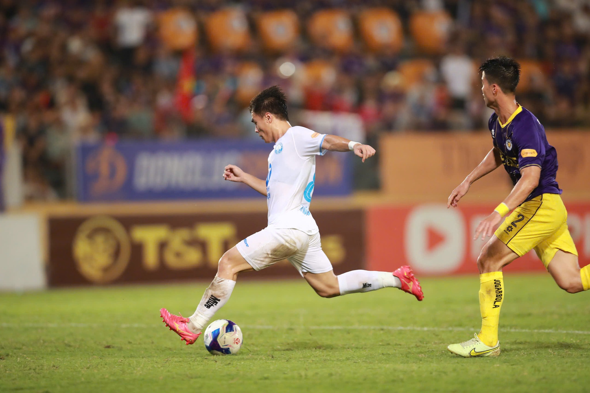 Thắng đẹp H&agrave; Nội, CLB Nam Định tiến gần c&uacute;p v&ocirc; địch V-League - Ảnh 1.