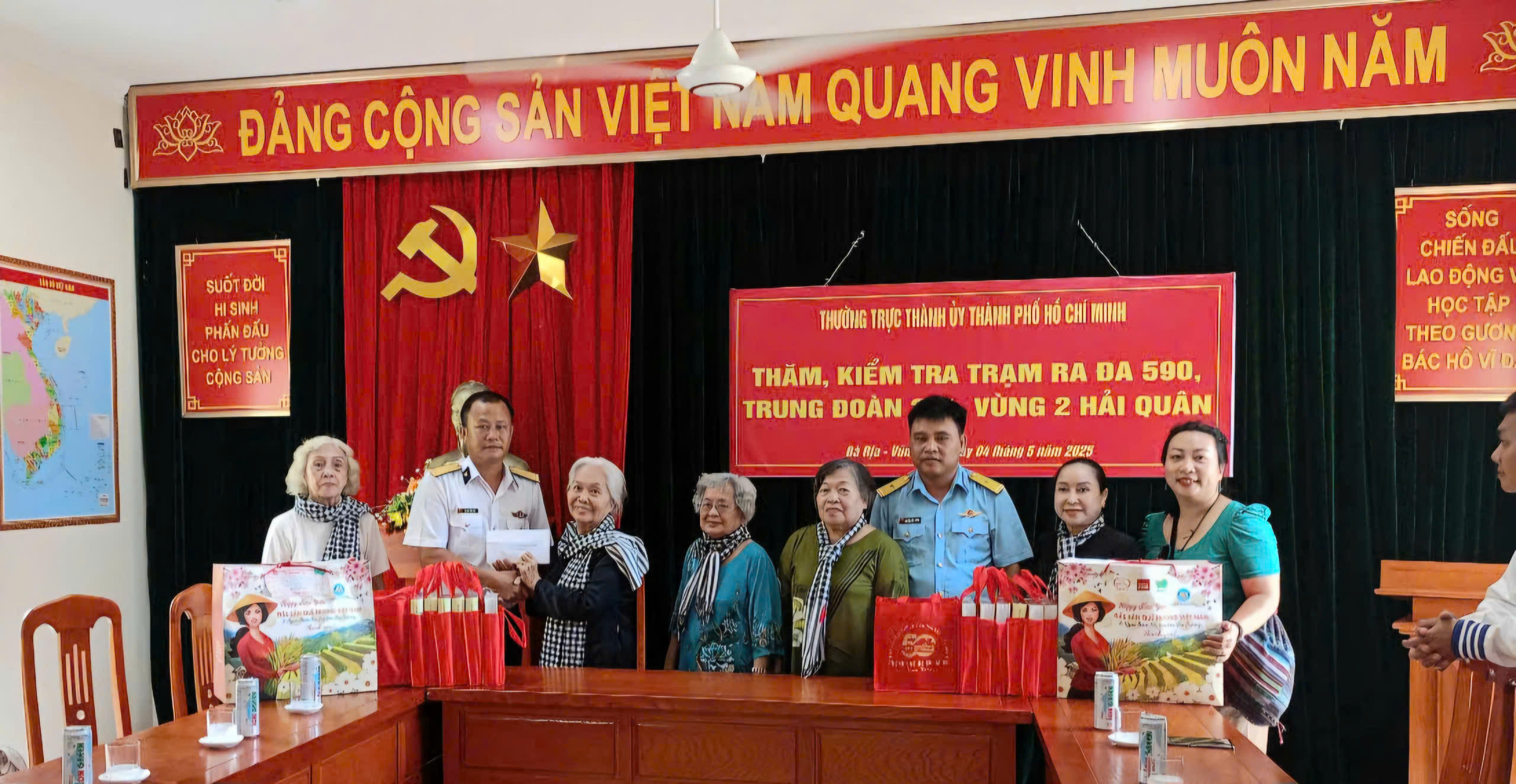 Lãnh đạo TP HCM động viên LLVT tại Côn Đảo - Ảnh 6.