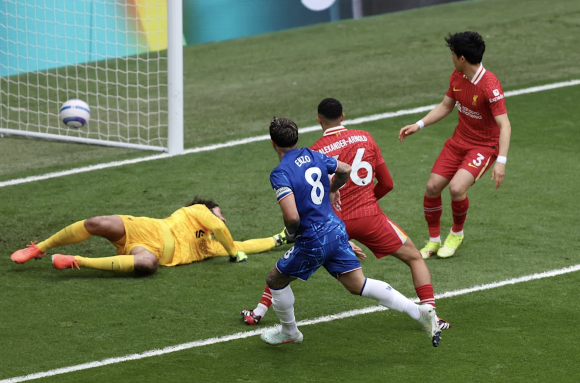 Tân vương Liverpool thảm bại, Chelsea tăng tốc đua Top 5 Ngoại hạng- Ảnh 2.