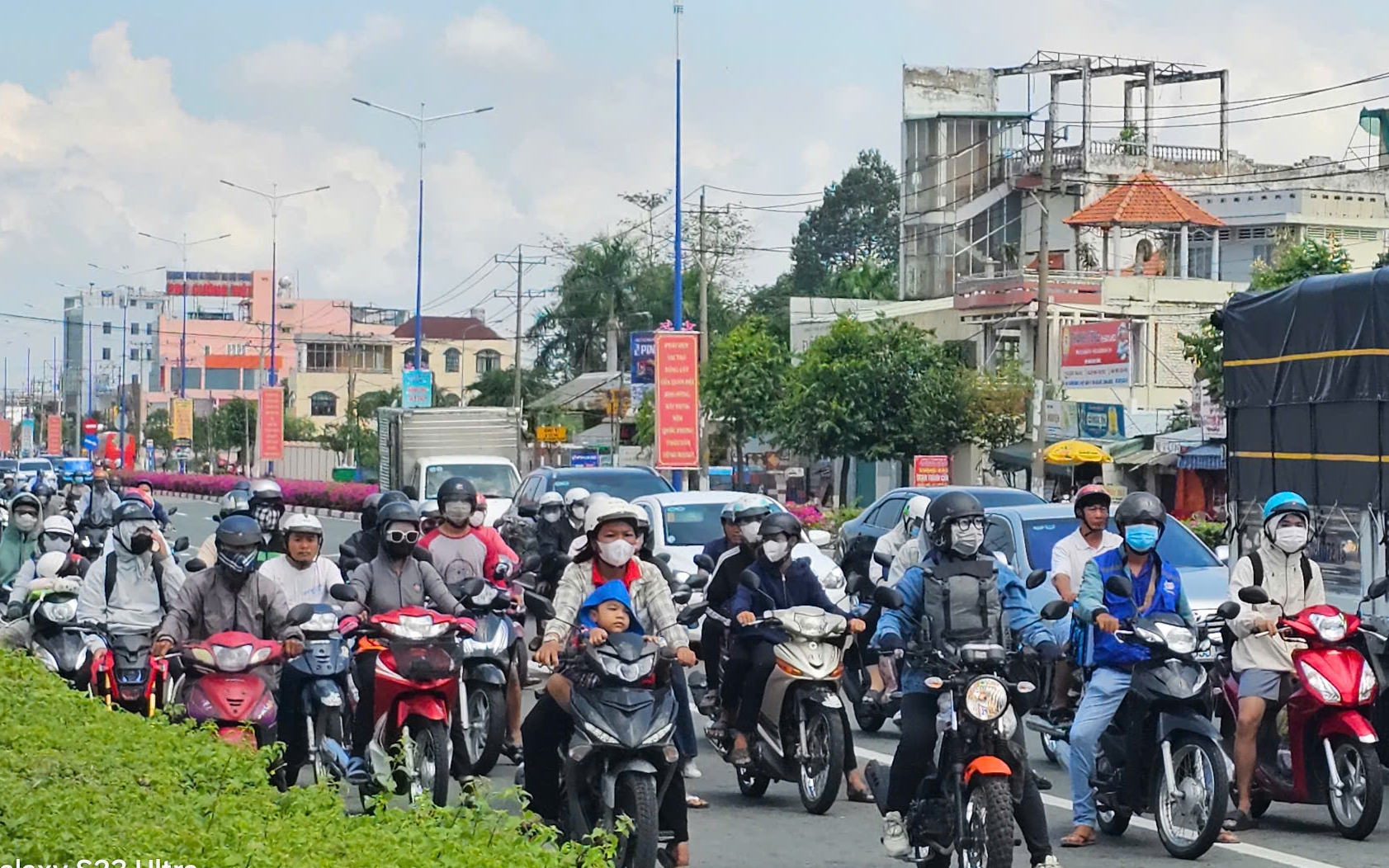 Hình ảnh người lao động lỉnh kỉnh đồ đạc trở lại Bình Dương trưa 4-5