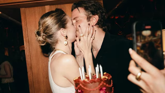 Gigi Hadid c&ocirc;ng khai ảnh h&ocirc;n t&agrave;i tử Bradley Cooper - Ảnh 1.