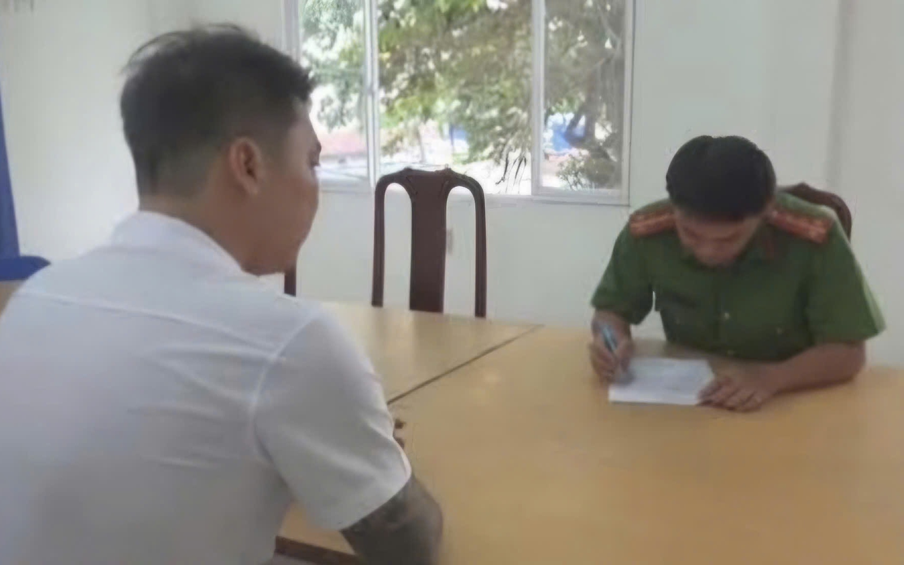 Nhóm đối tượng mang theo hung khí đến đập phá quán ăn của một phụ nữ ở Bình Dương 